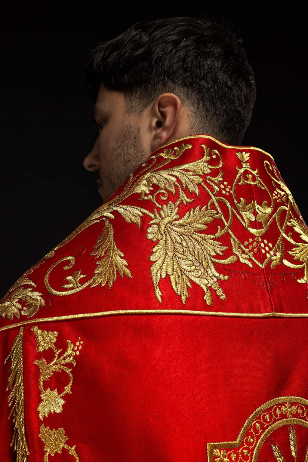 Satynowa kapa rzymska czerwona z haftowanym sercem Pana Jezusa