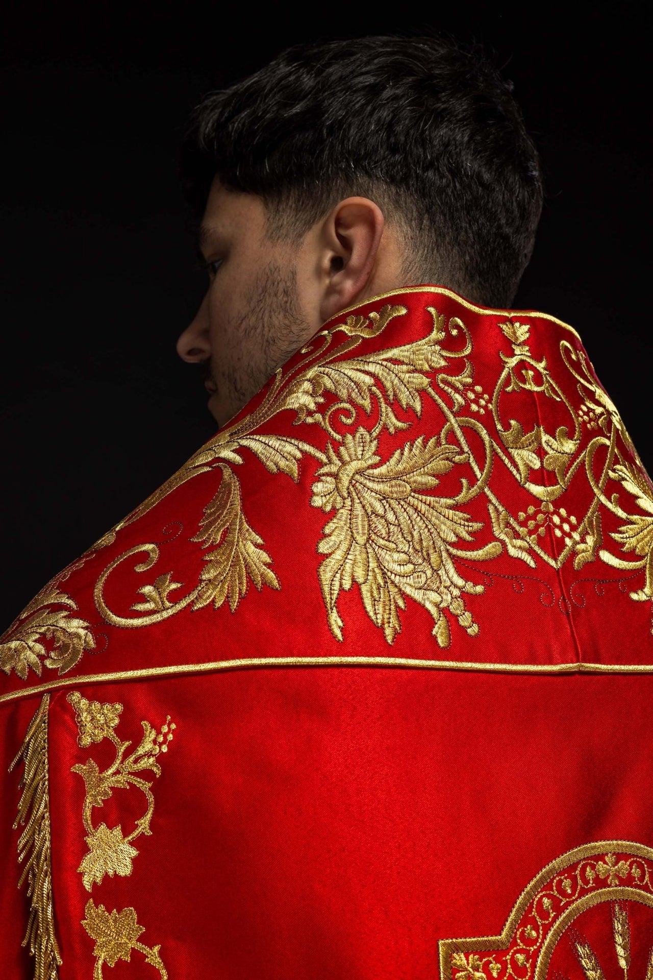 Satynowa kapa rzymska czerwona z haftowanym sercem Pana Jezusa