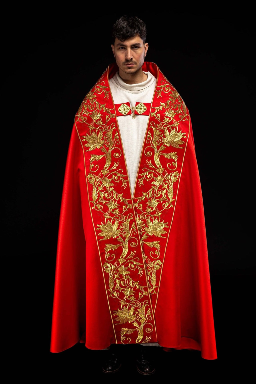 Satynowa kapa rzymska czerwona z haftowanym sercem Pana Jezusa