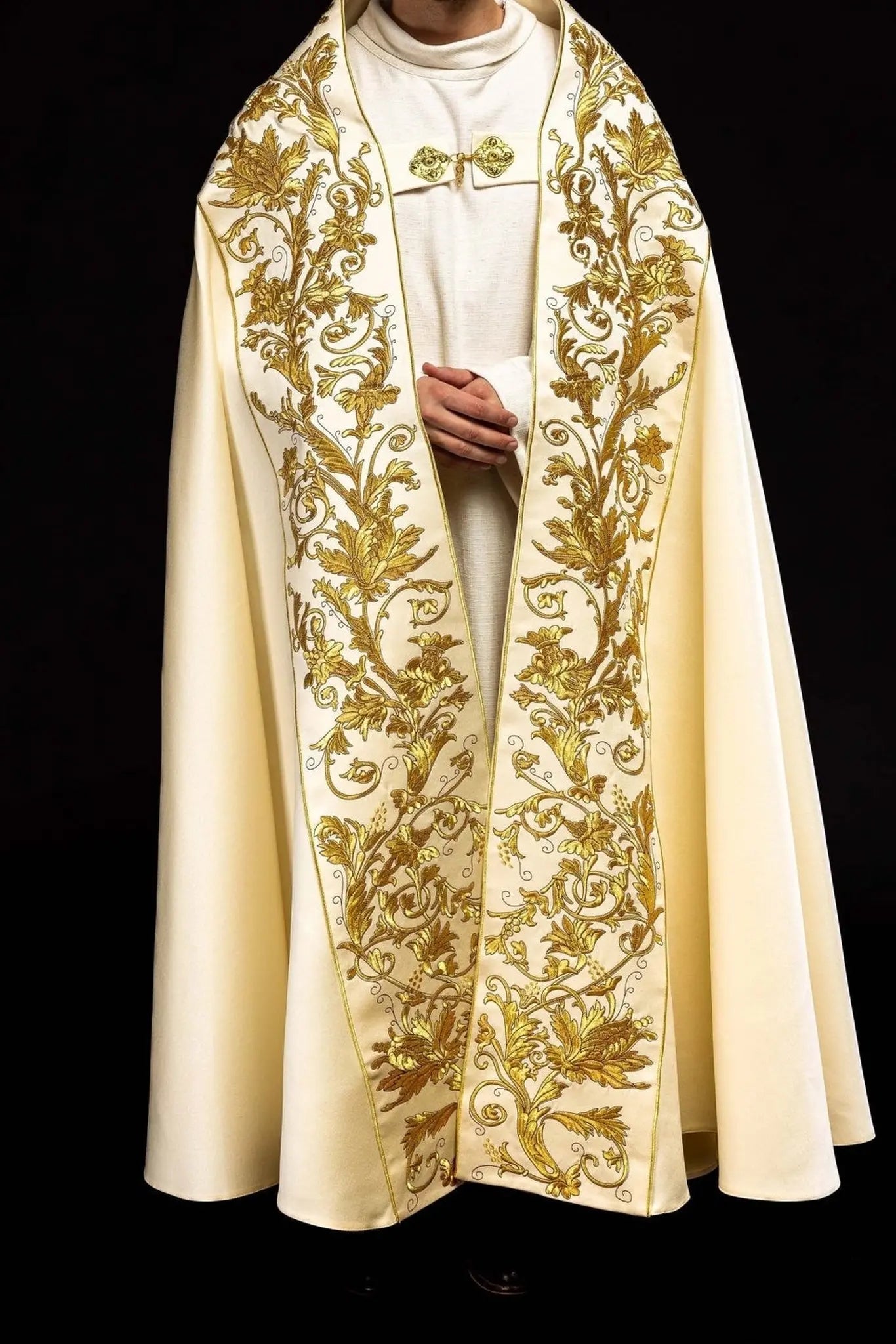 Cope en satin romain – Écru avec calice eucharistique brodé
