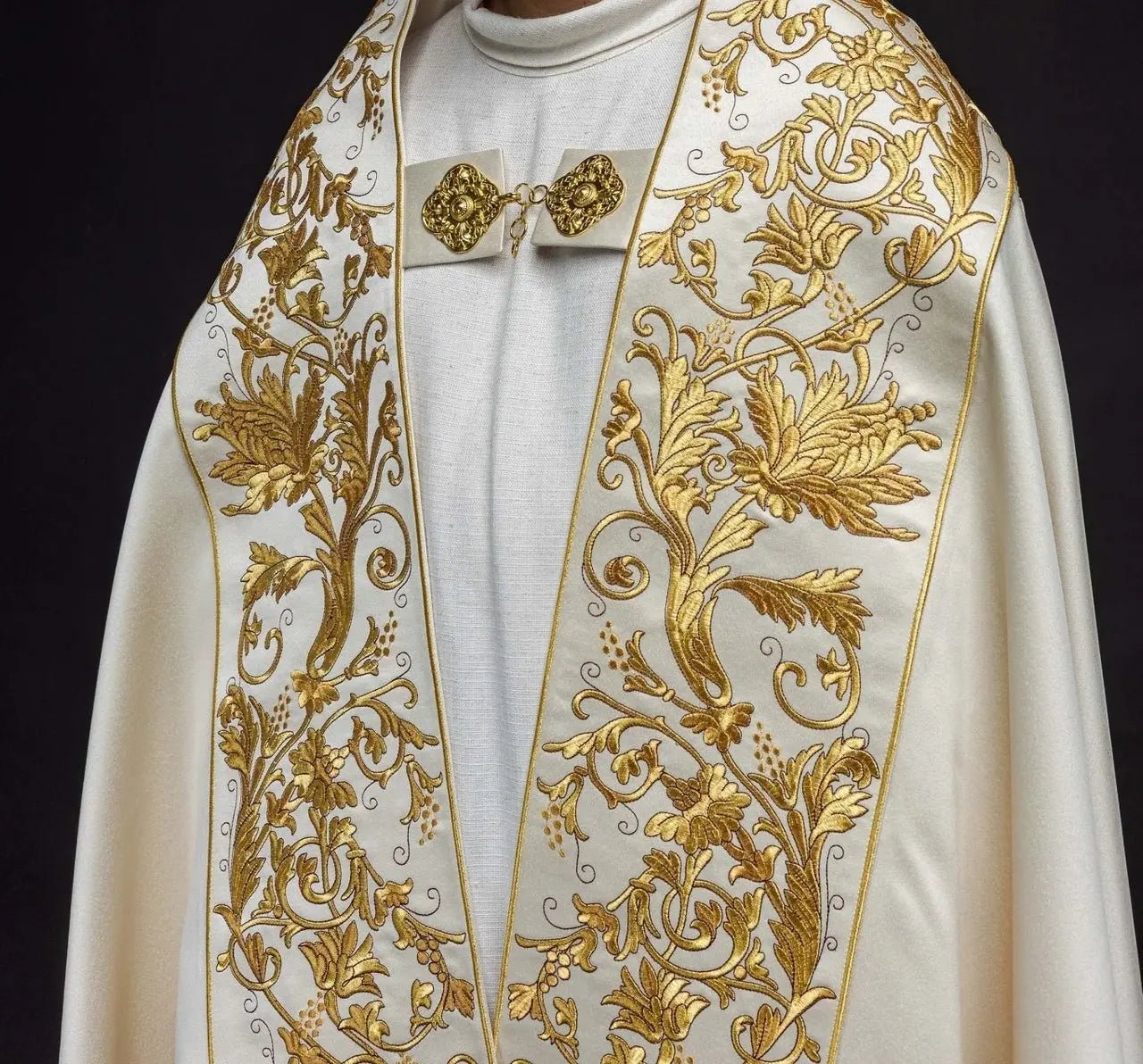 Cope en satin romain écru avec Sacré-Cœur de Jésus brodé