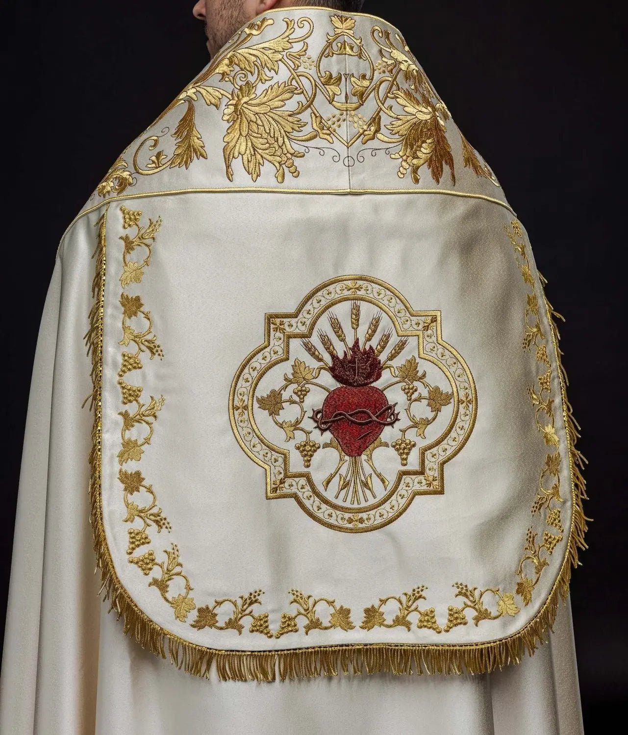 Cope en satin romain écru avec Sacré-Cœur de Jésus brodé