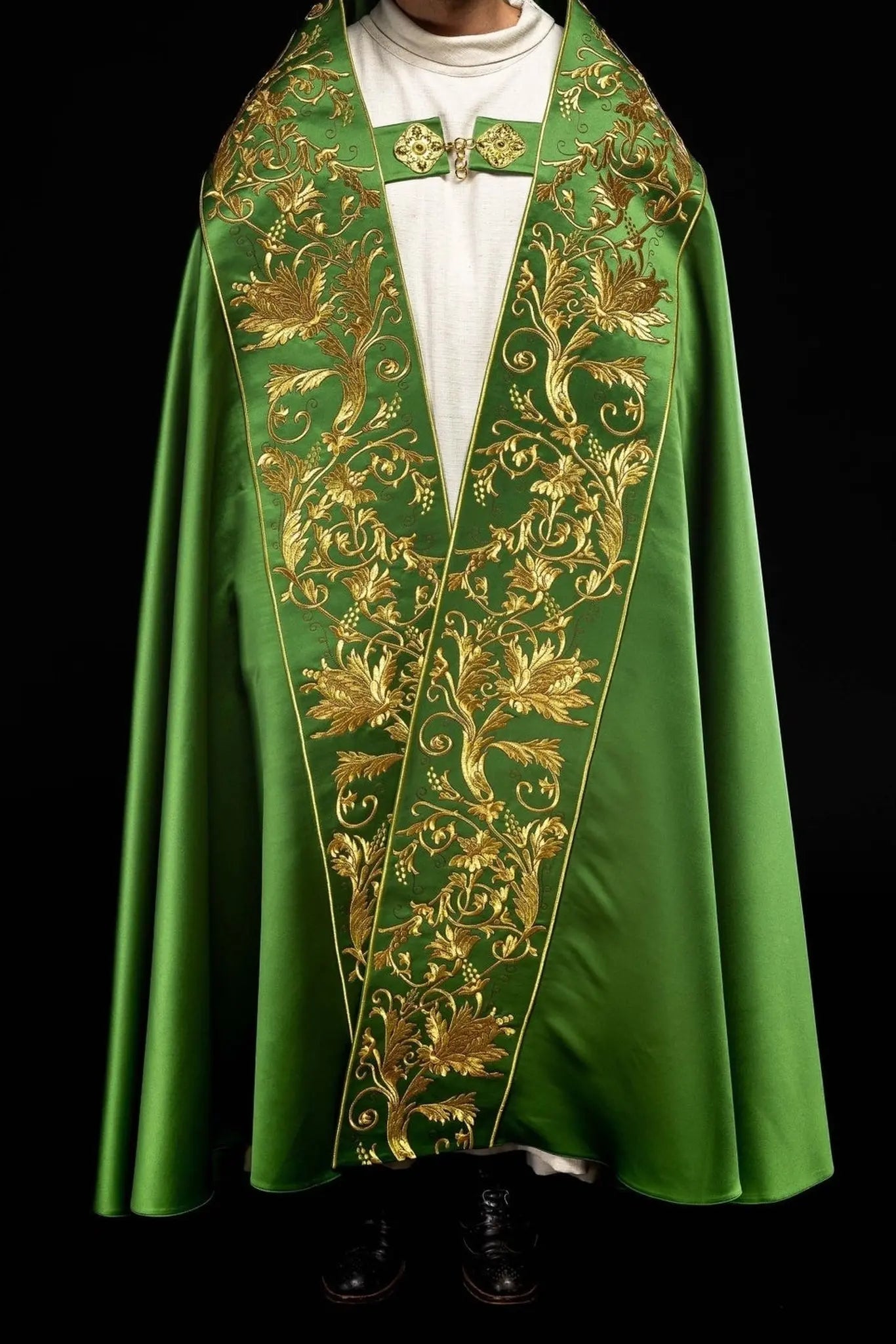 Cope en satin romain – Vert avec Sacré-Cœur de Jésus brodé
