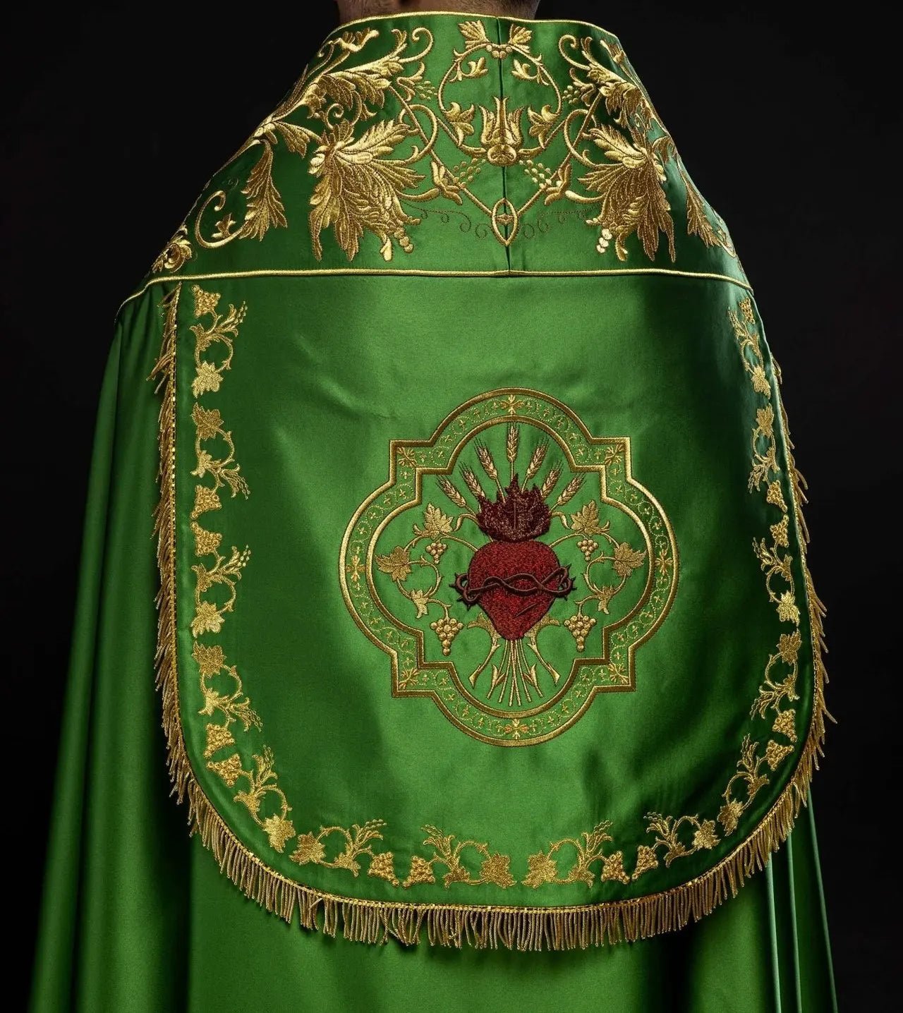 Cope en satin romain – Vert avec Sacré-Cœur de Jésus brodé