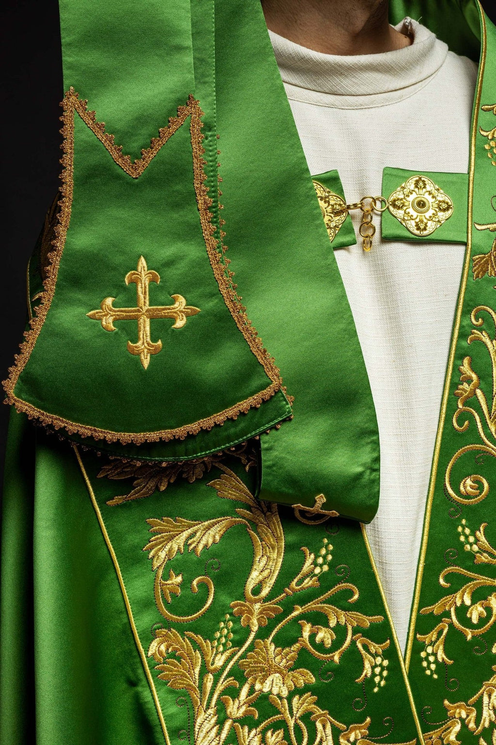 Satynowa kapa rzymska zielona z haftowanym sercem Pana Jezusa