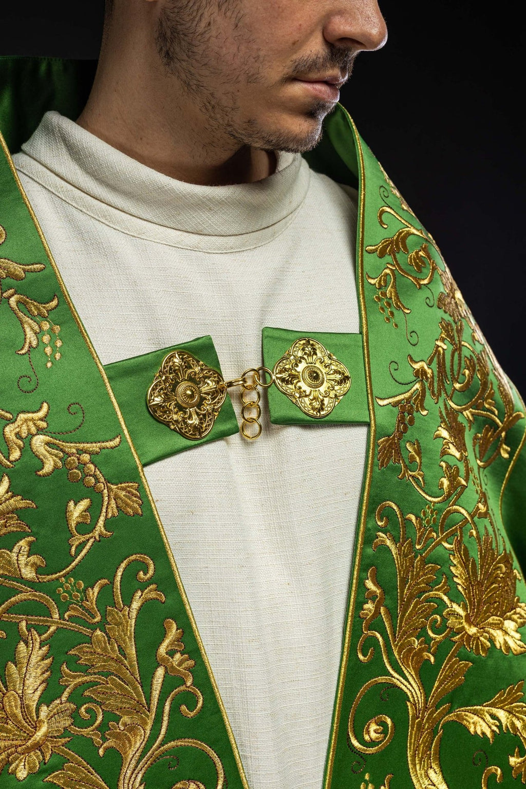 Satynowa kapa rzymska zielona z haftowanym sercem Pana Jezusa