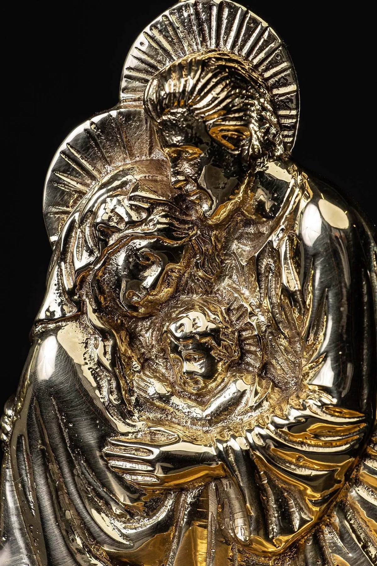 Doré bénitier en laiton avec la Sainte Famille, détail du motif