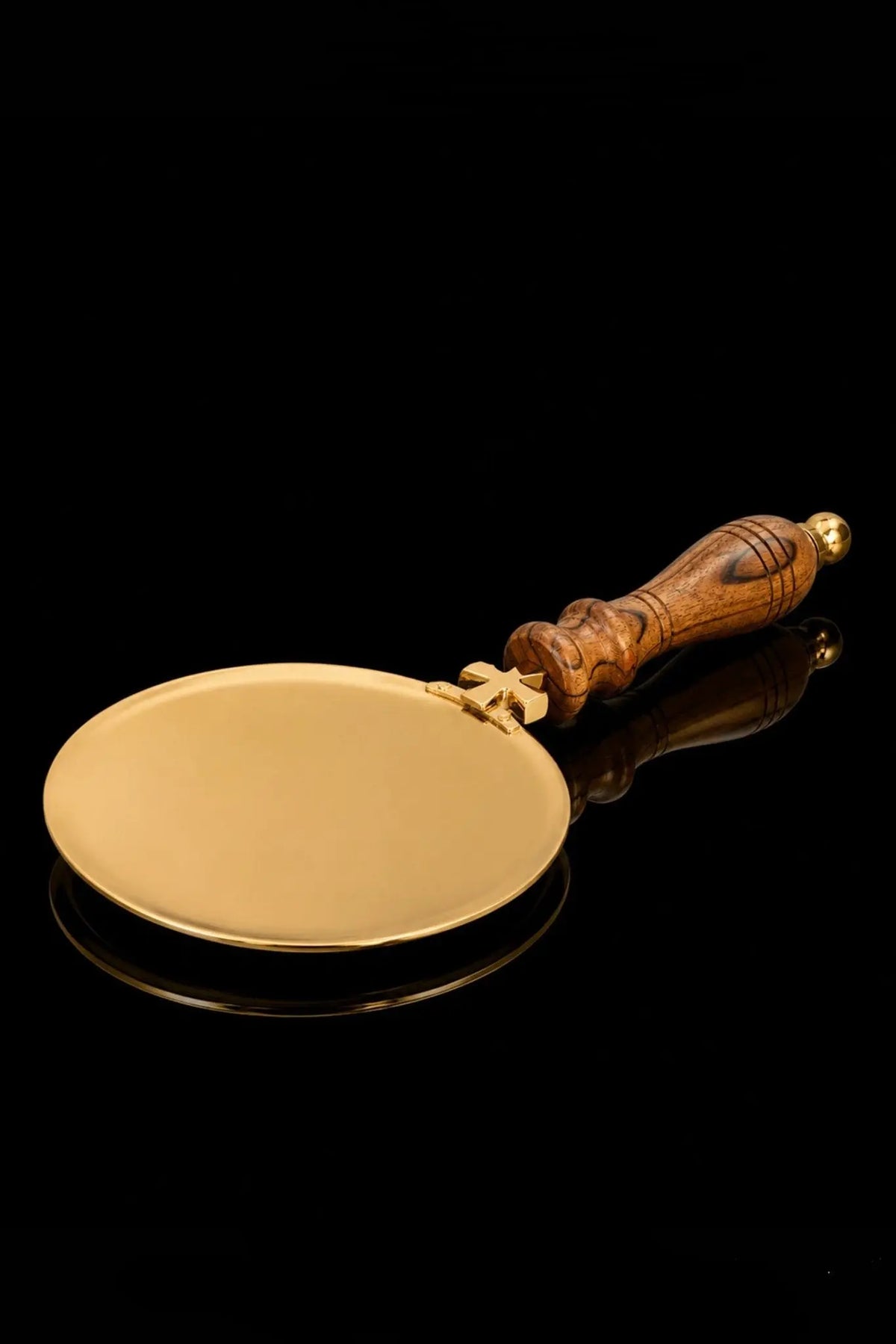 Dorée, patène de communion en laiton avec manche en bois, croix, vue de dessus