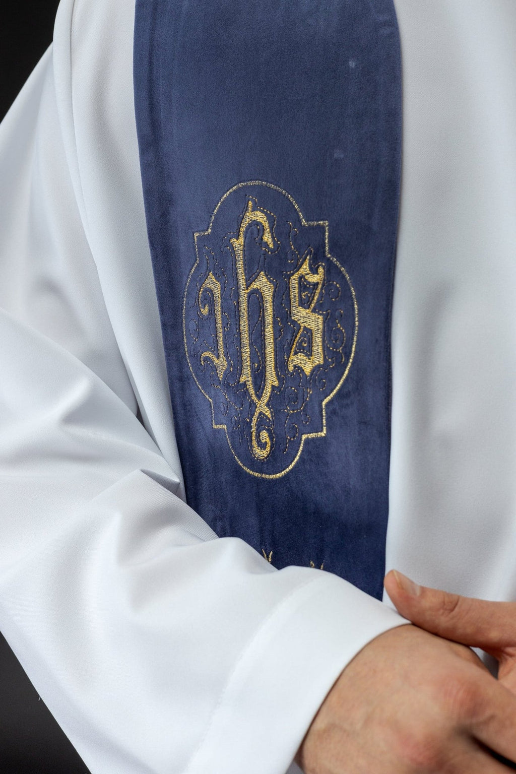 Stuła haftowana fioletowa IHS