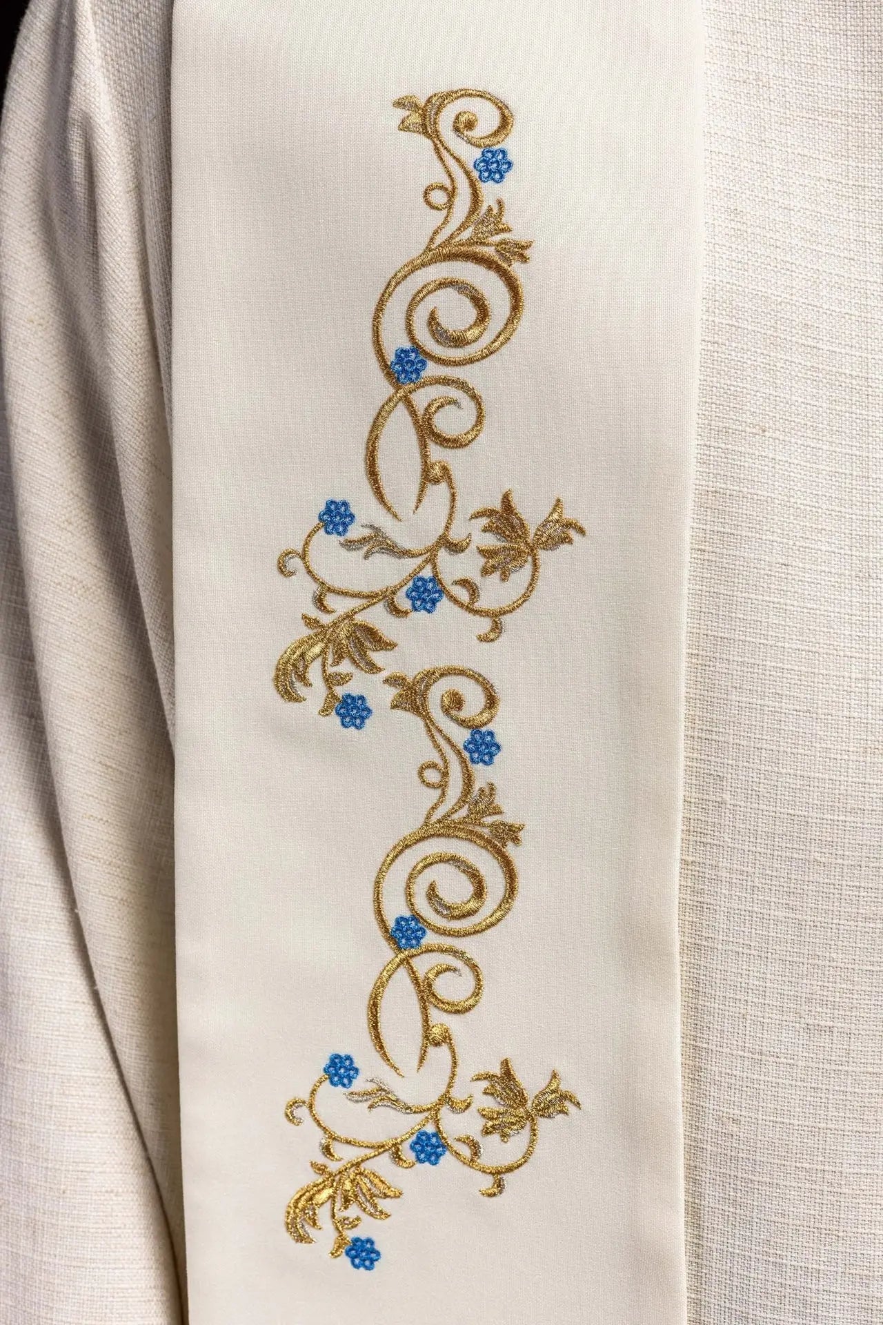 Stèle brodée de Marie écru
