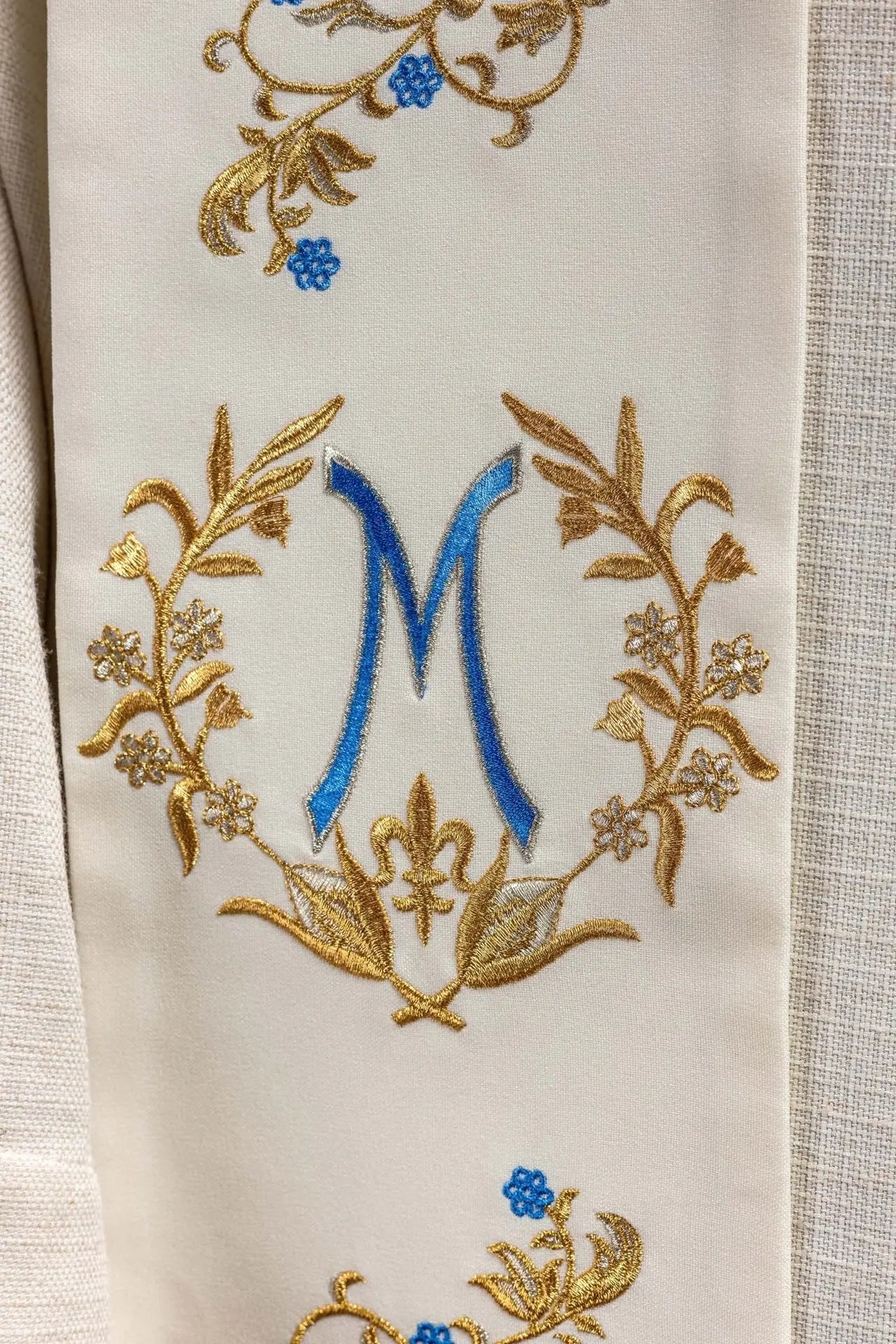 Stèle brodée de Marie écru