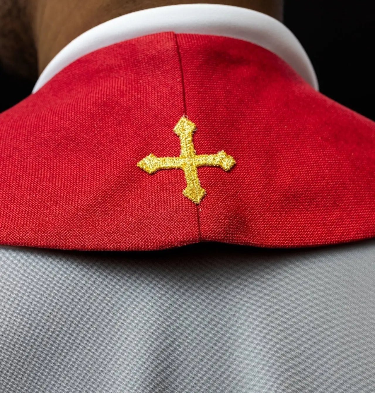 Étole brodée avec croix rouge