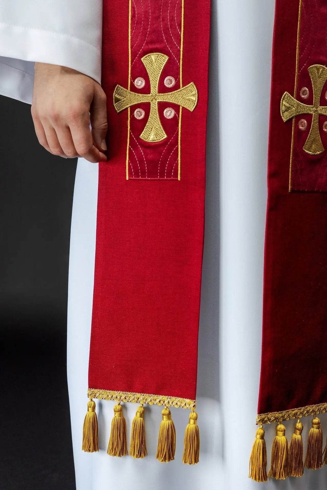 Étole brodée avec croix rouge