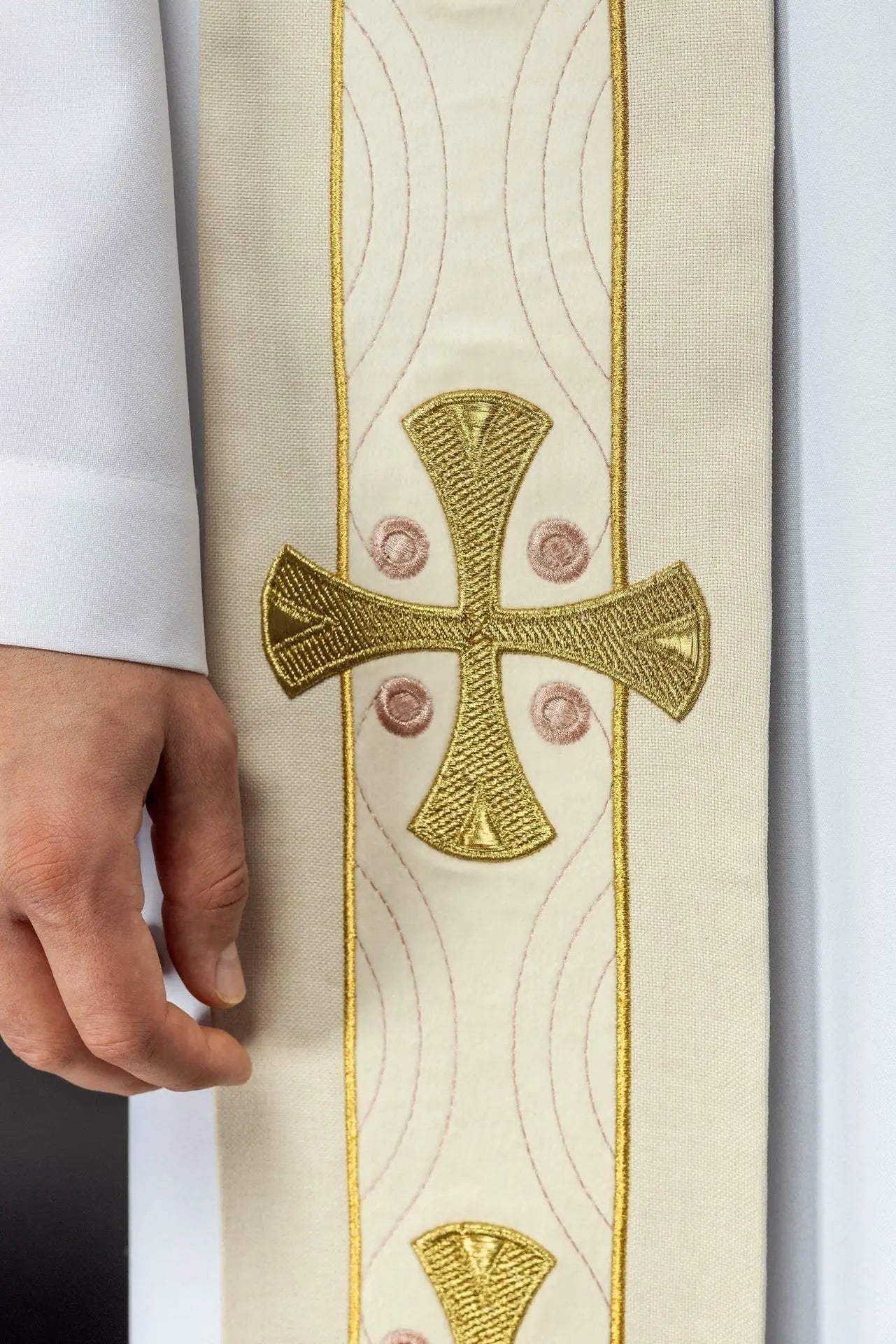 Étole brodée avec croix écrues