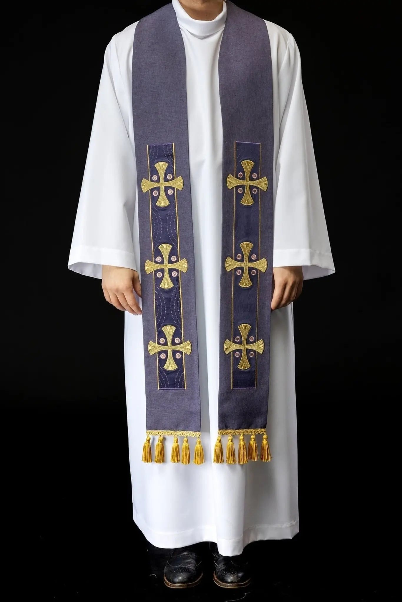Étole brodée avec croix violette