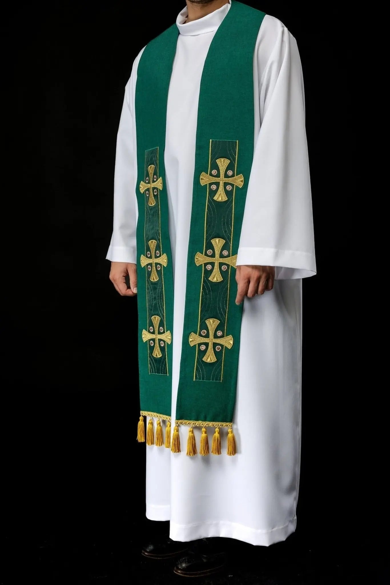 Étole brodée avec croix verte
