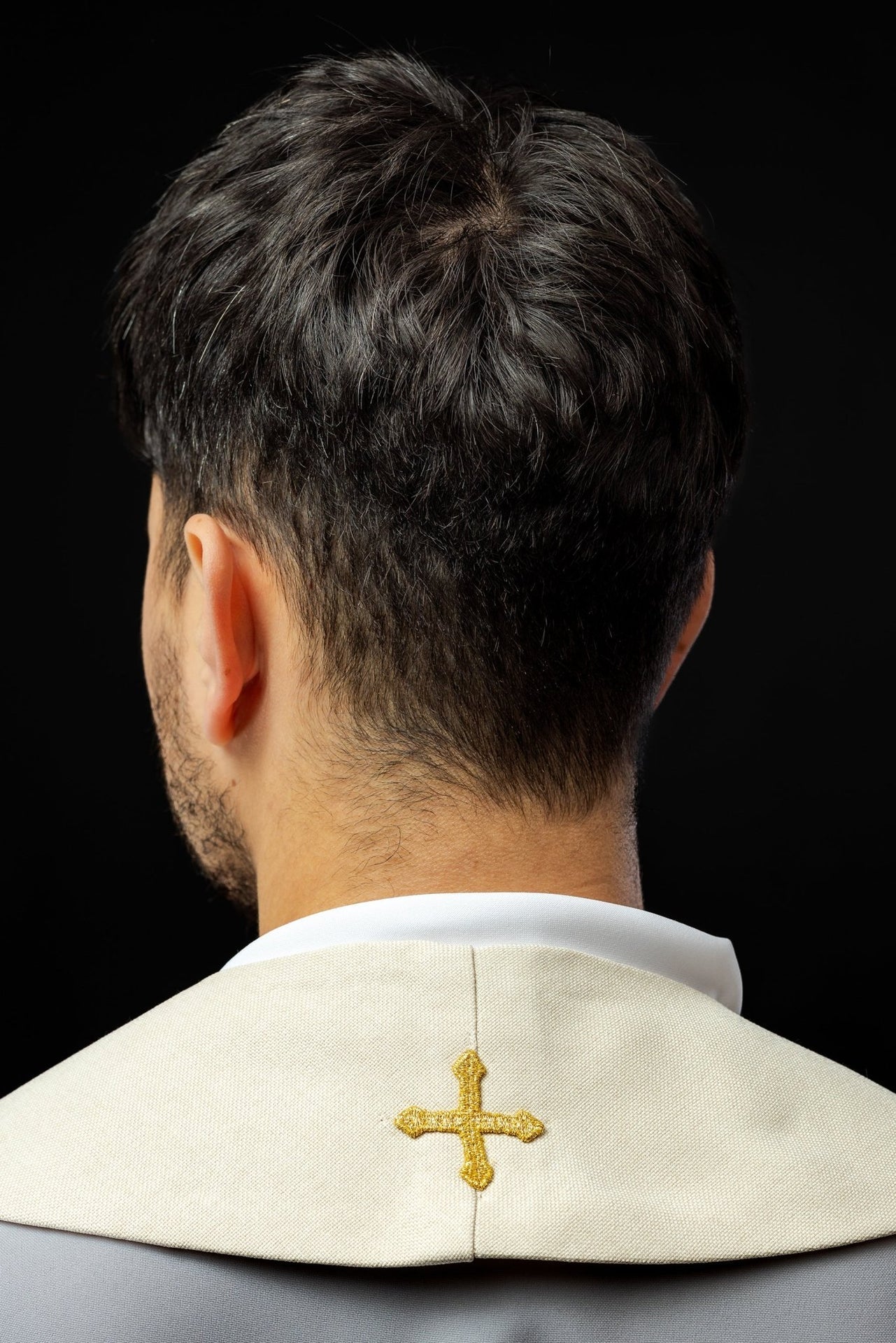 Stuła haftowana z motywem Pax, ryby i kłosa ecru