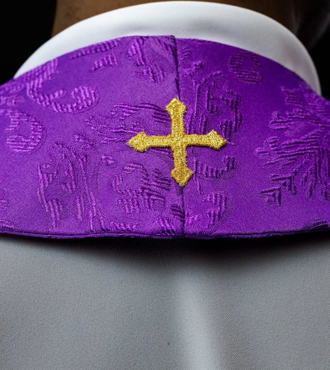 Étole jacquard brodée avec motifs de croix violet