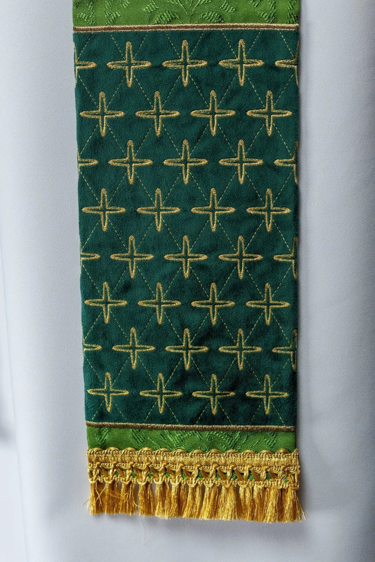 Étole jacquard brodée avec motifs de croix verte