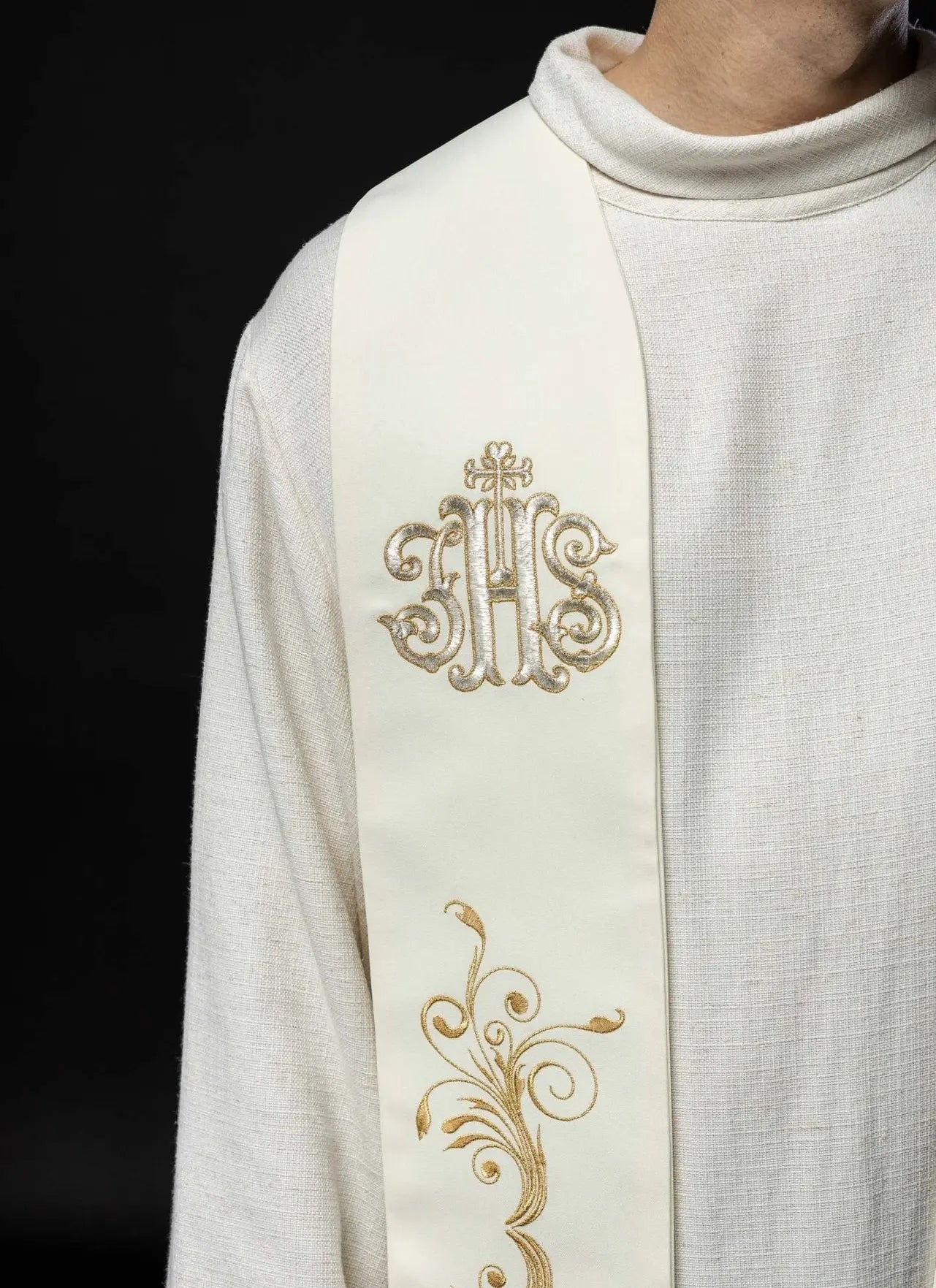 Étole brodée décorée avec IHS écru