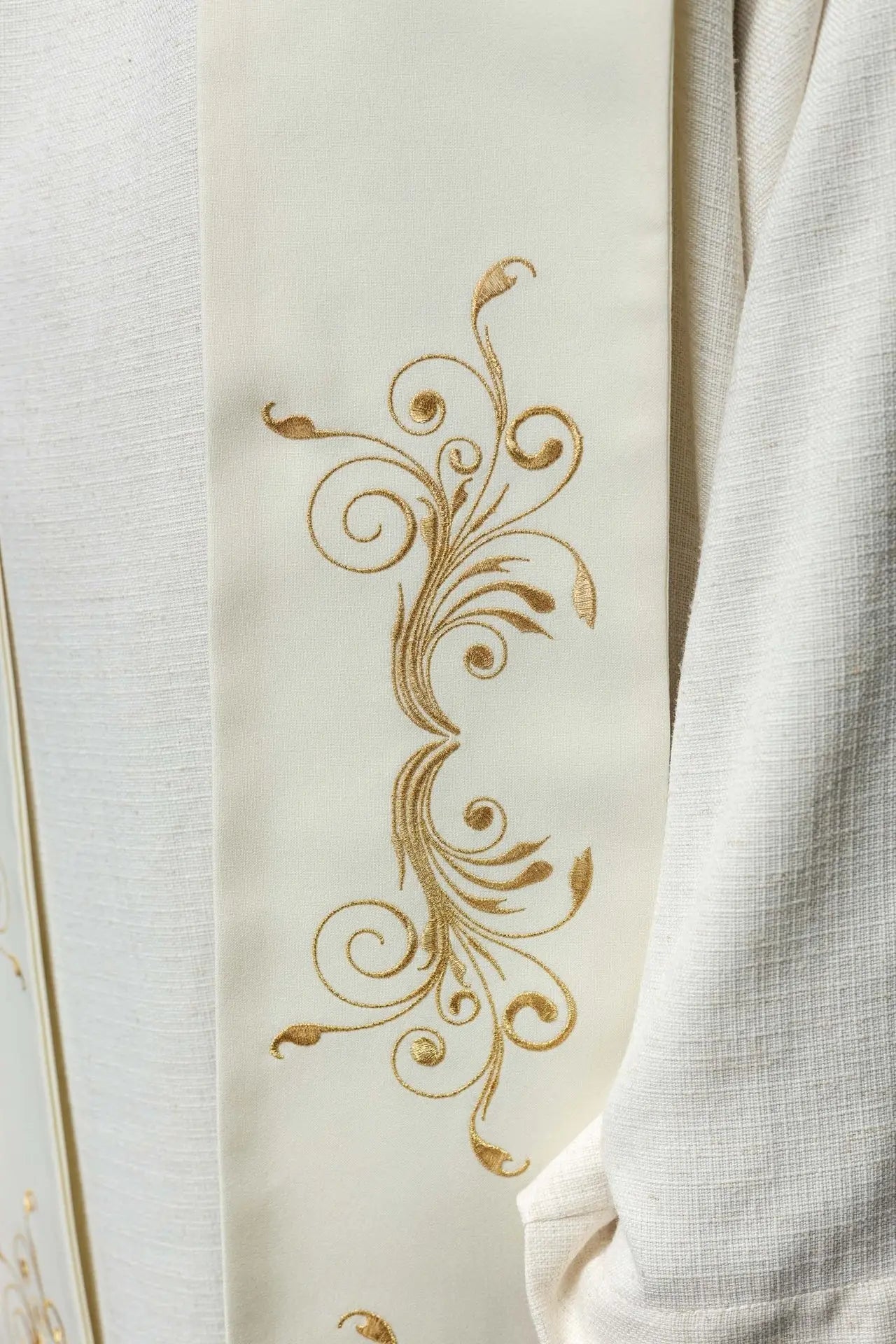 Étole brodée décorée avec IHS écru