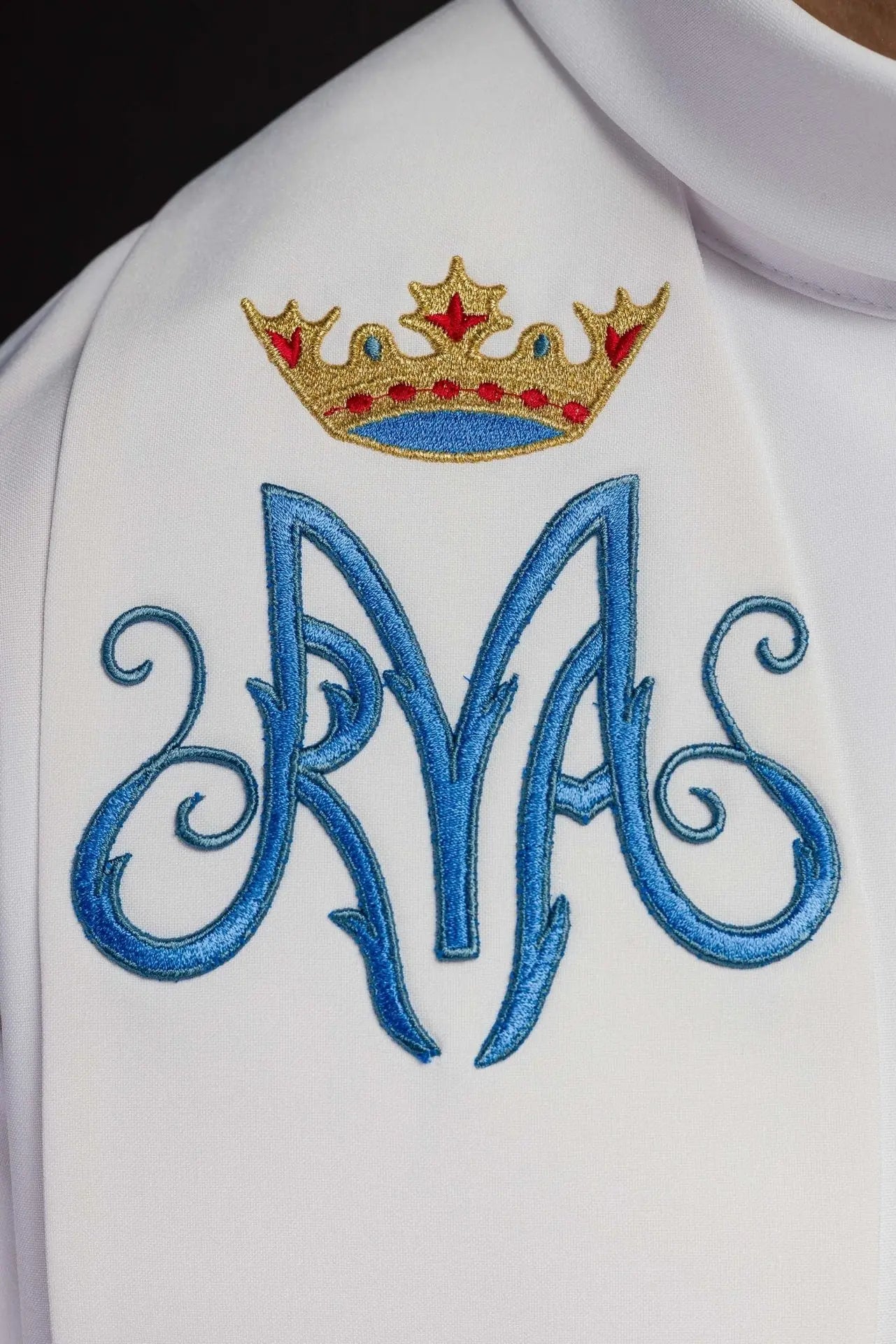 Étole blanche de prêtre brodée motif marial avec couronne