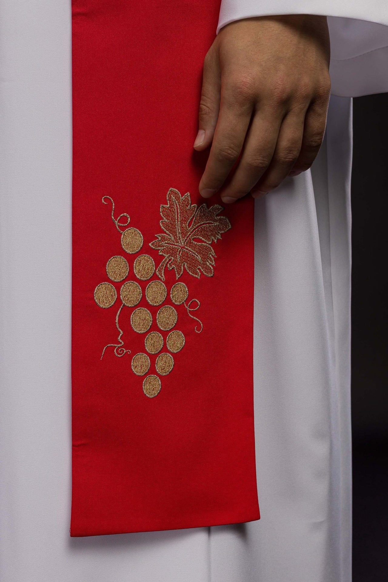 Stuła kapłańska czerwona haftowana IHS z winogronami