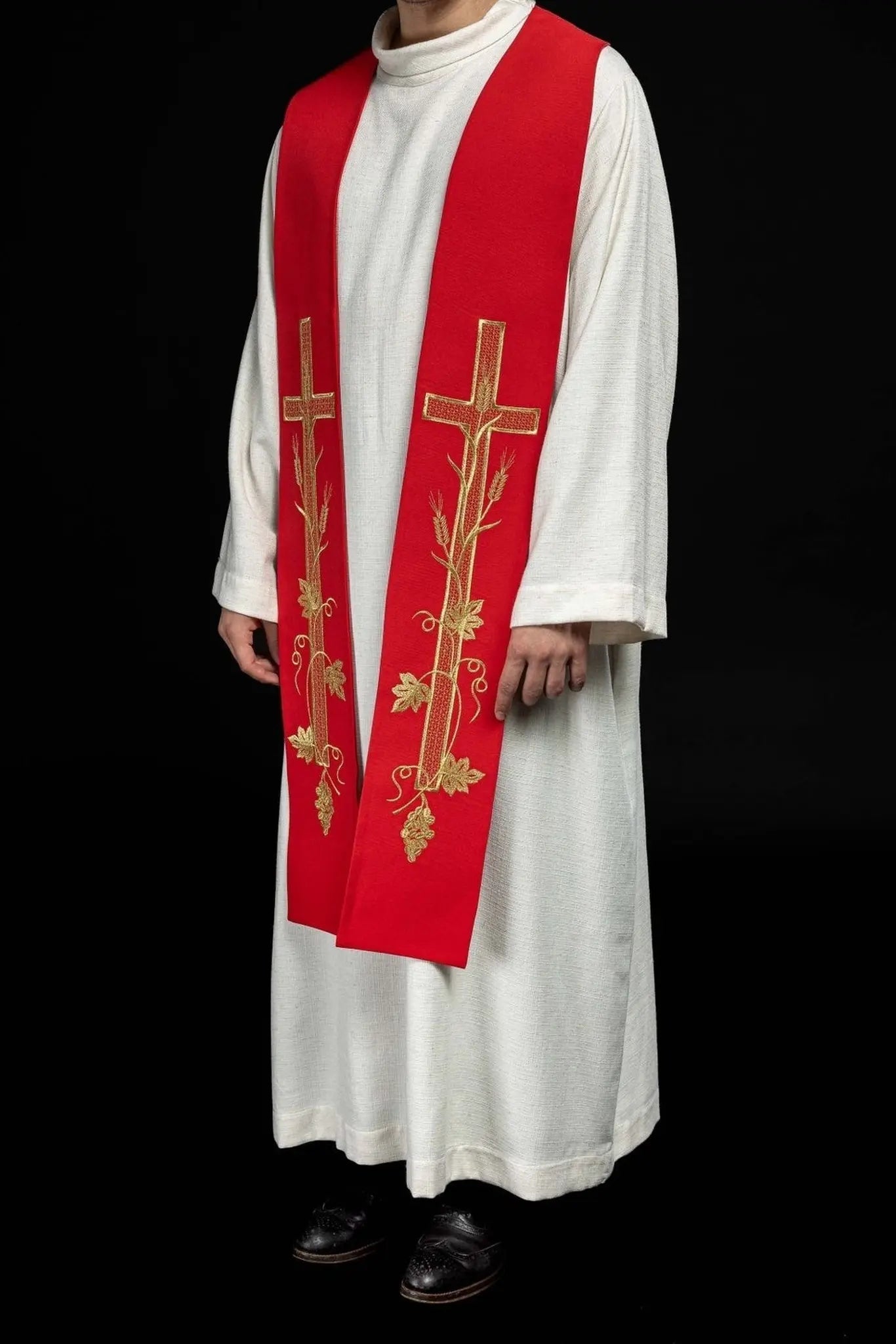 Étole rouge de prêtre brodée d'une croix