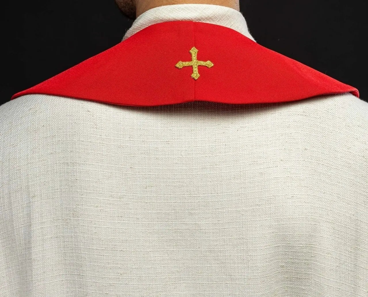 Étole rouge de prêtre brodée d'une croix