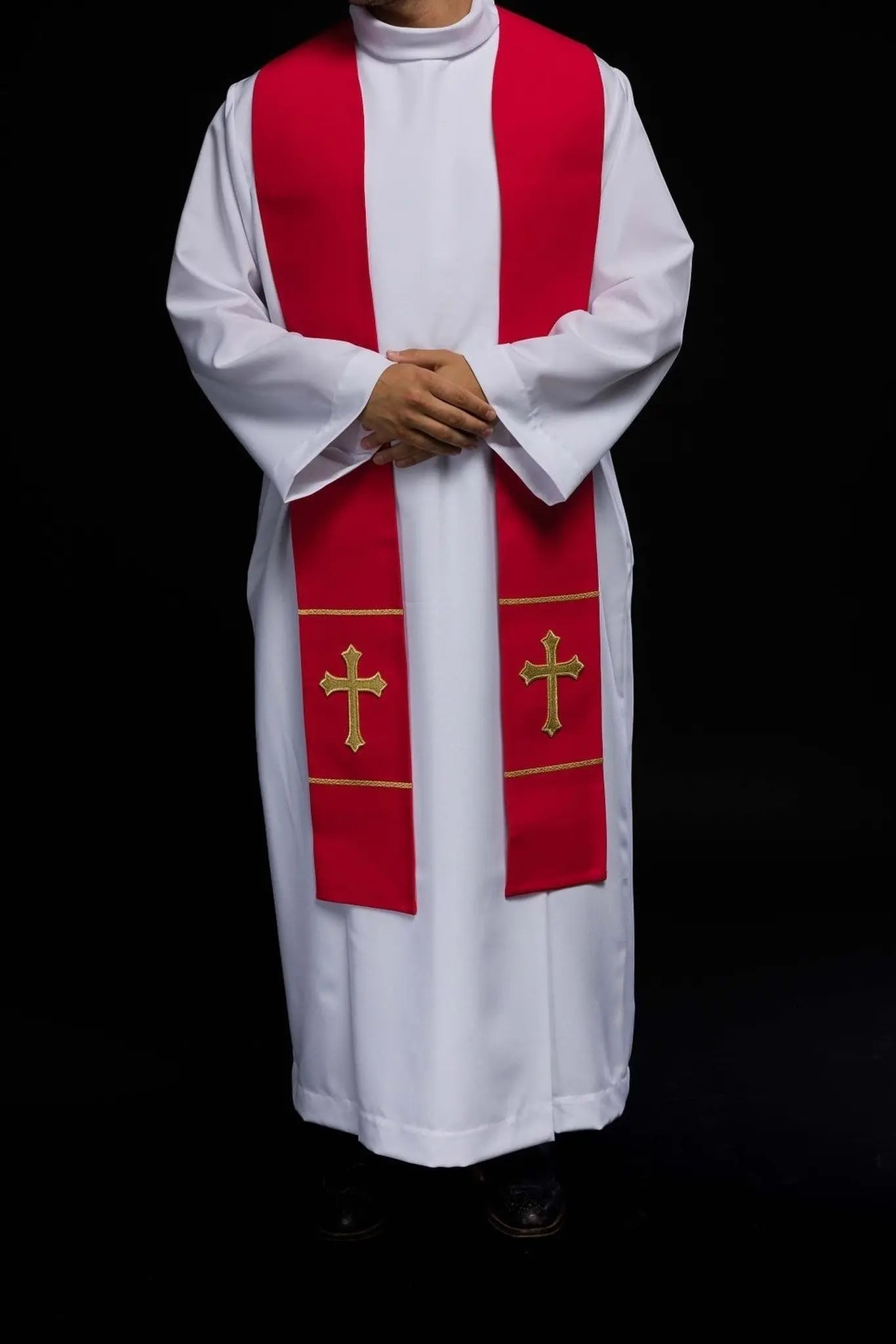 Étole rouge de prêtre brodée d'une croix