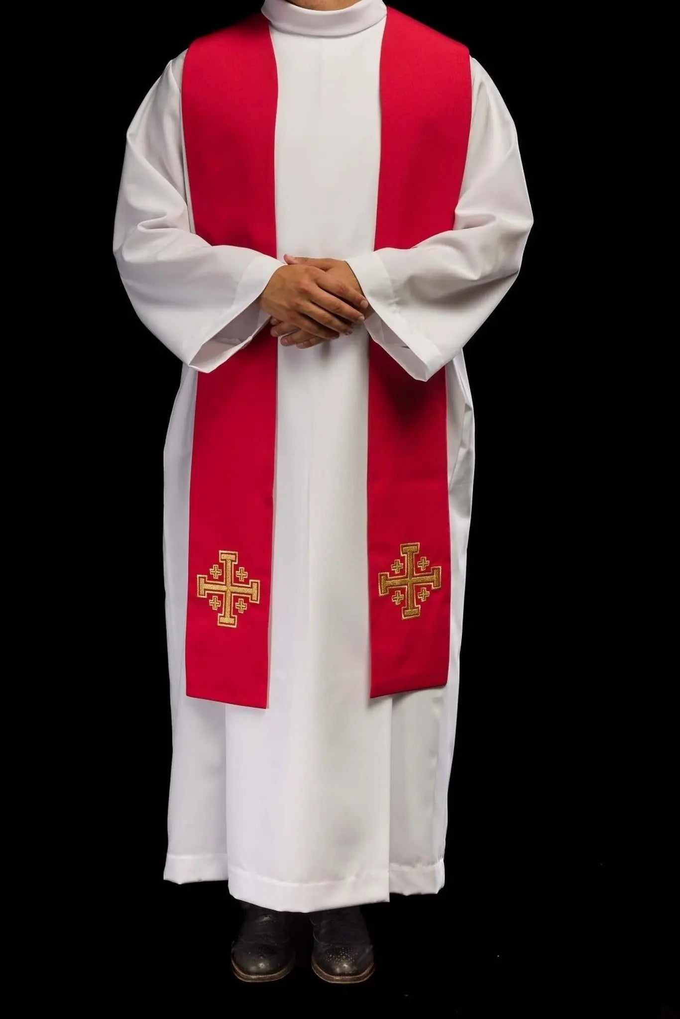 Étoles sacerdotales rouges brodées de la croix de Jérusalem