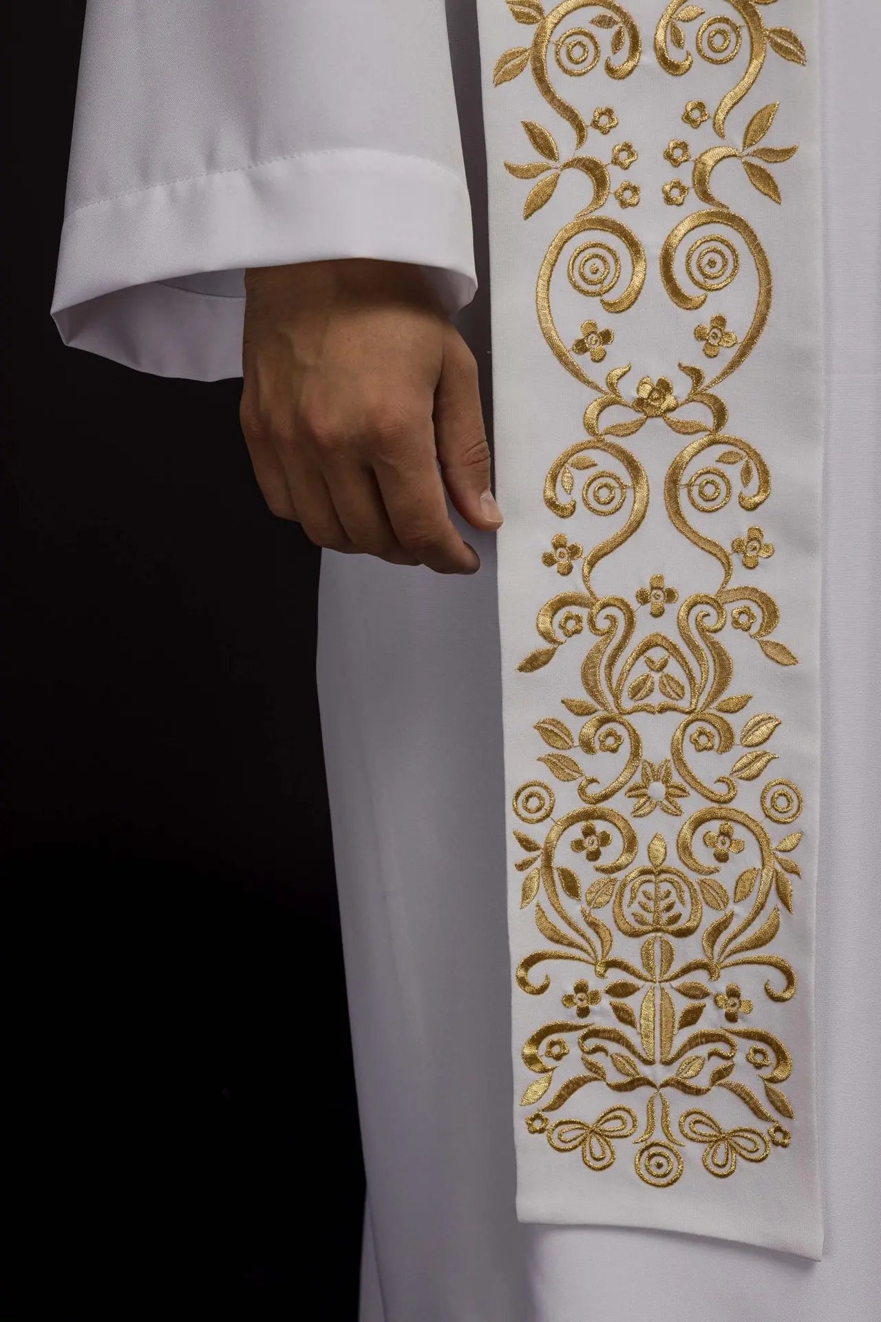 Étola blanche mariale brodée pour prêtre