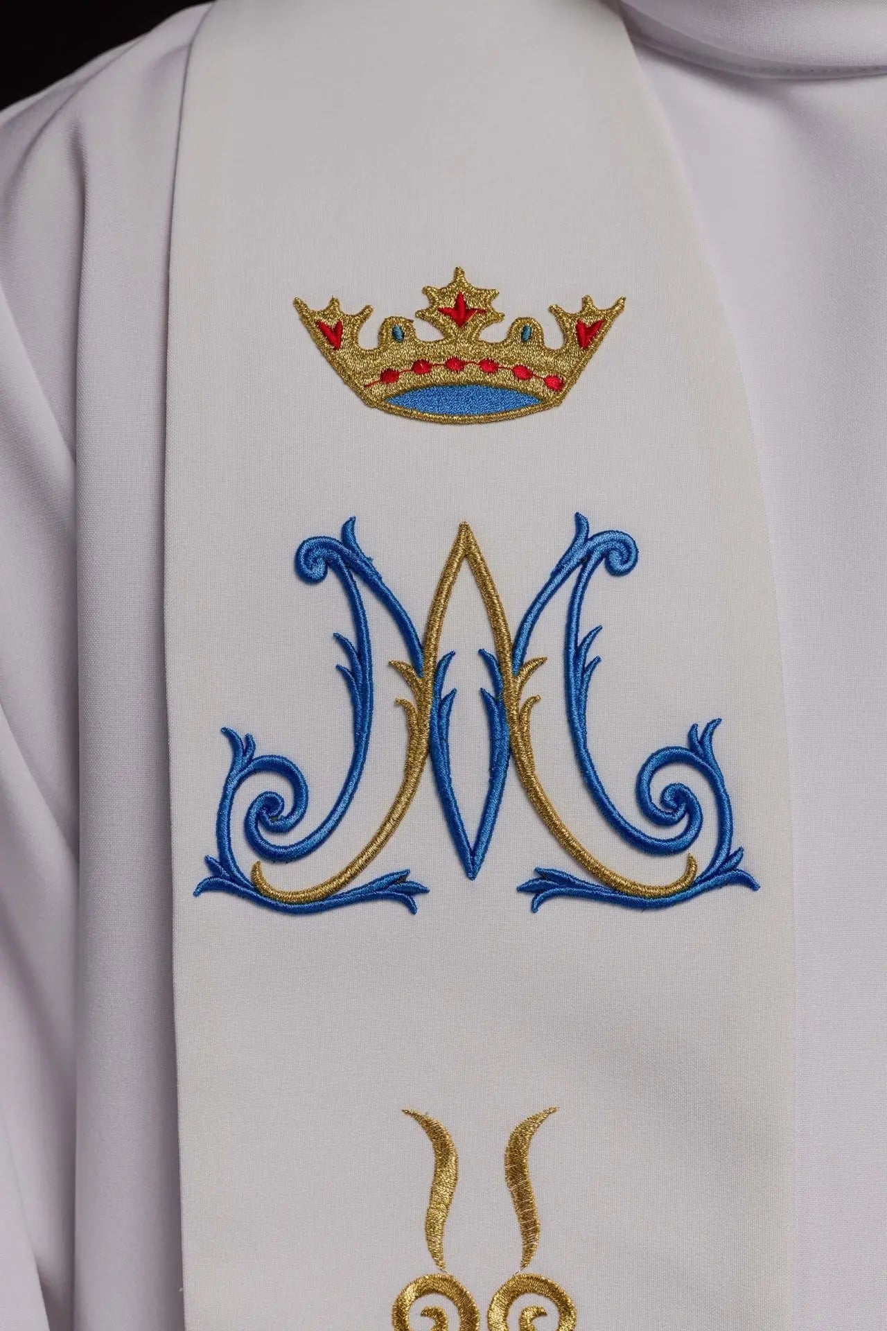 Étola blanche mariale brodée pour prêtre