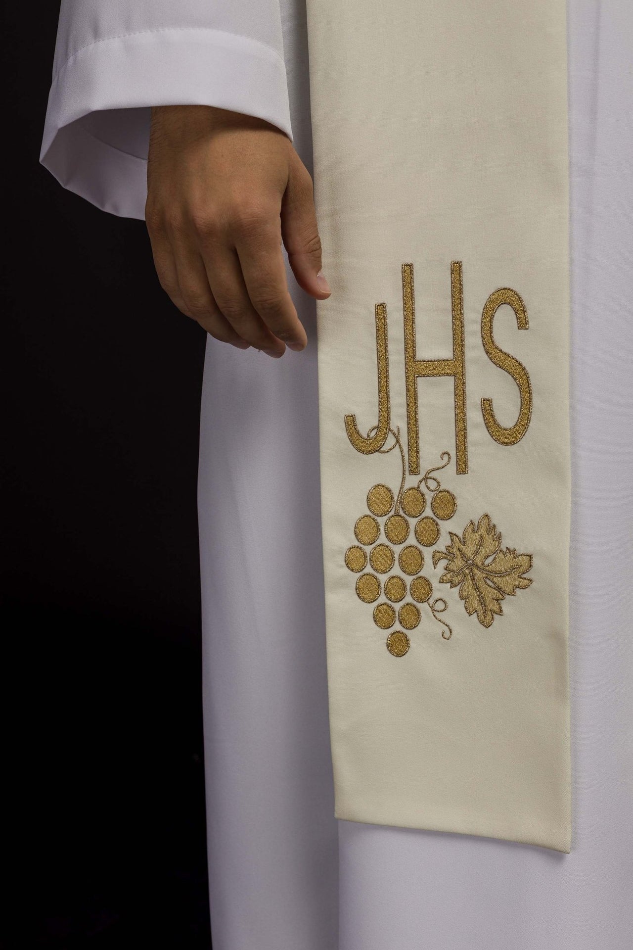 Stuła kapłańska haftowana IHS z winogronami ecru