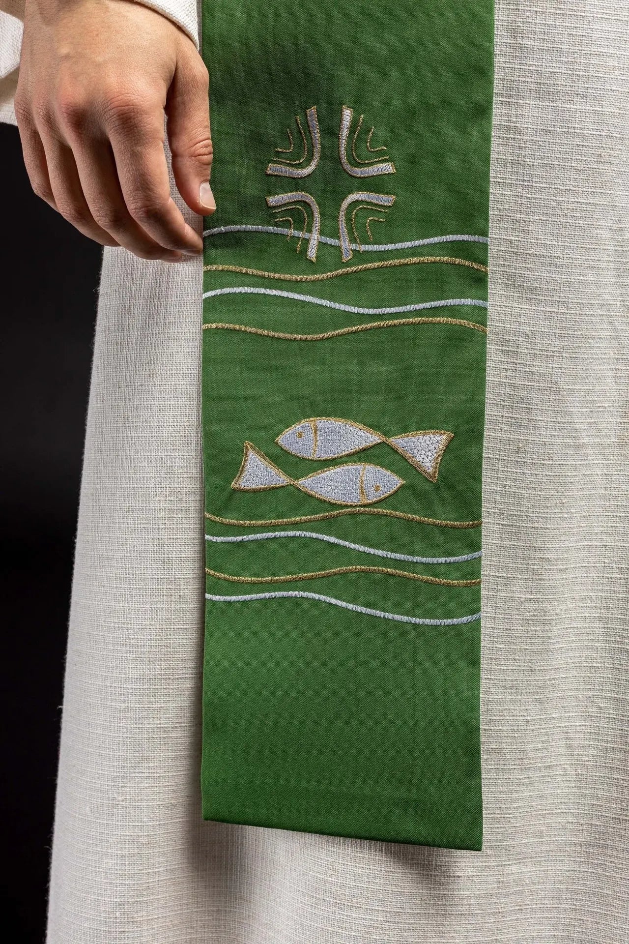 Étole de prêtre brodée vert poisson