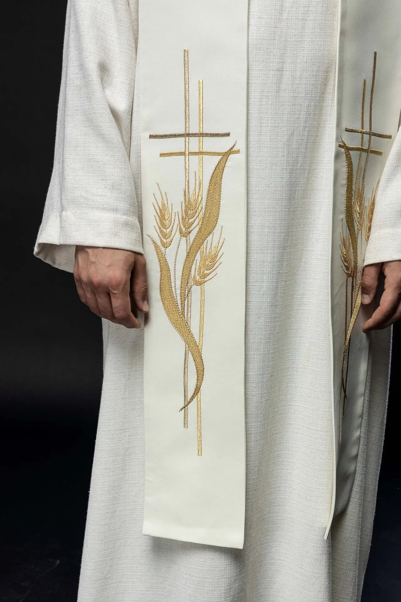 Étole de prêtre brodée avec croix décorée en écru