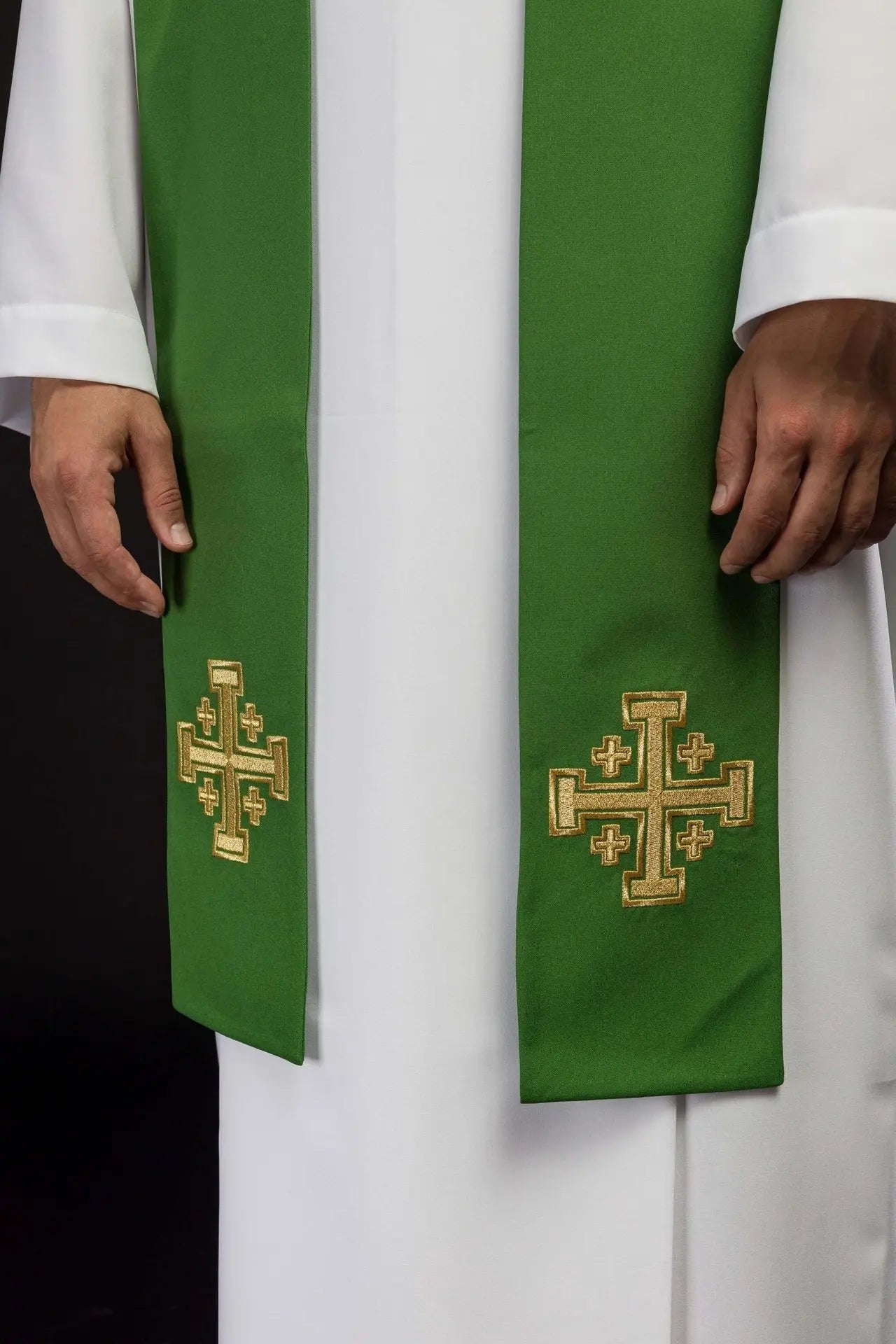 Étola verte brodée de prêtre croix de Jérusalem