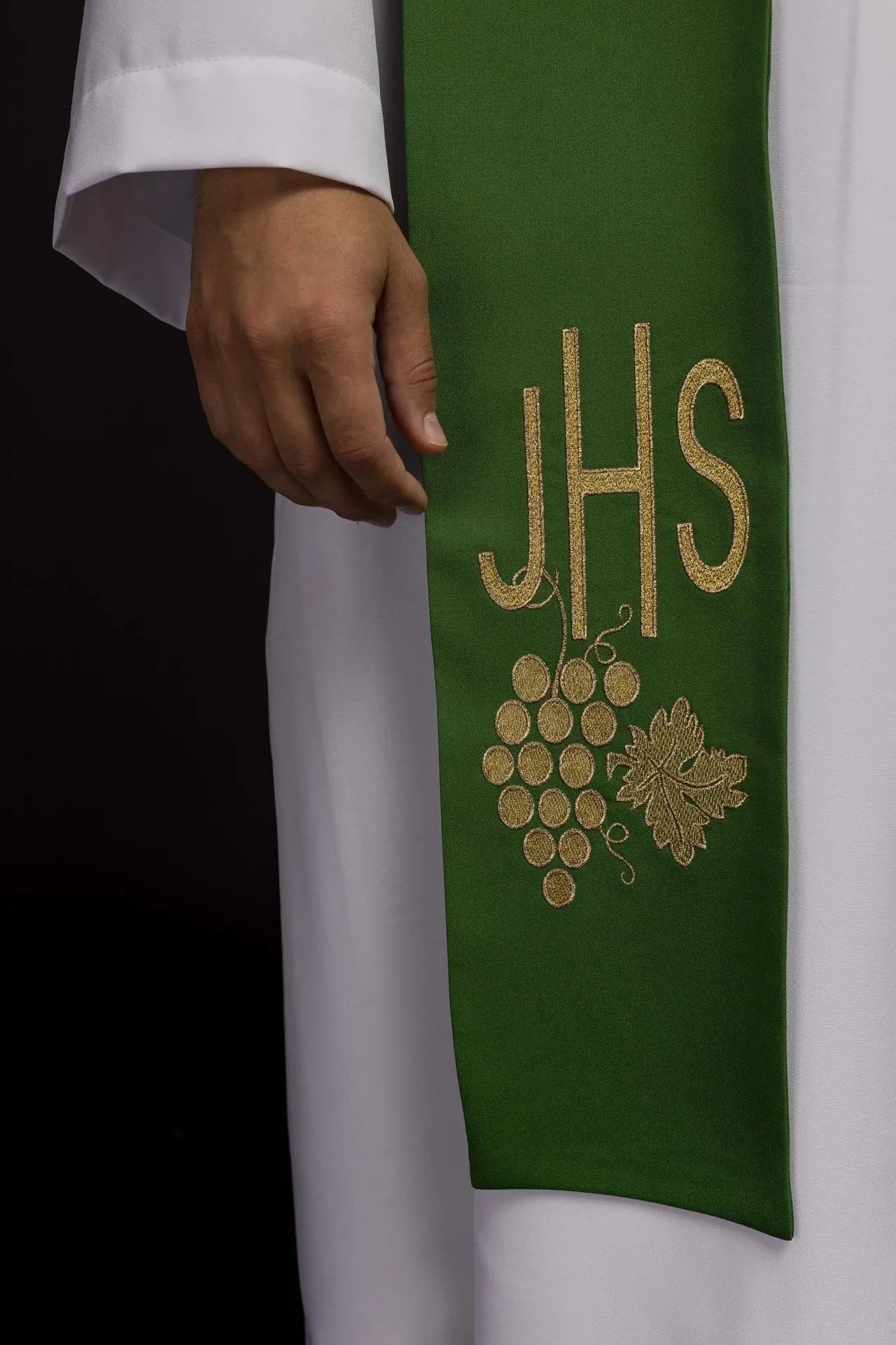 Étamine de prêtre verte brodée IHS avec des raisins