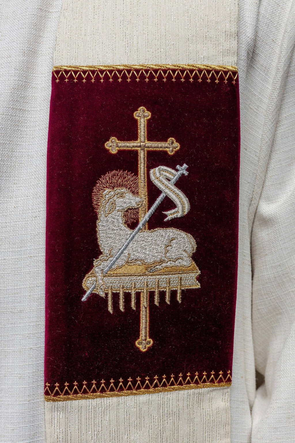 Stuła z haftowanym Barankiem Bożym i symbolem JHS