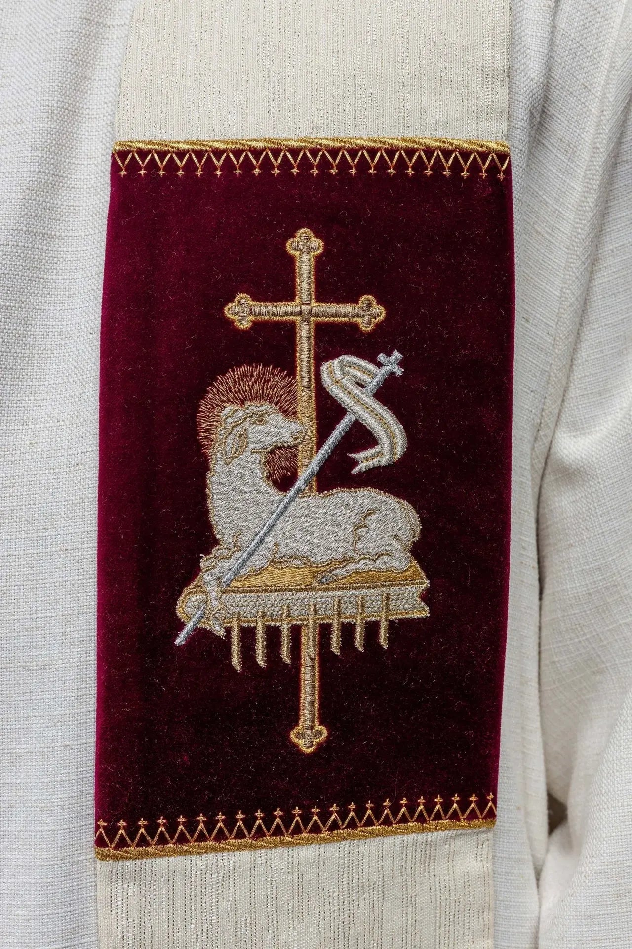 Étole avec Agneau de Dieu brodé et symbole JHS