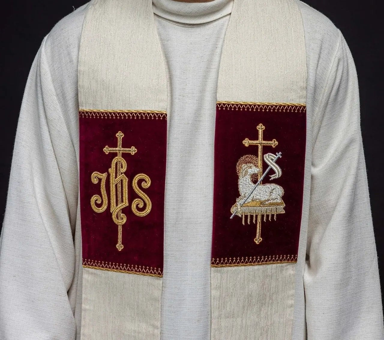 Étole avec Agneau de Dieu brodé et symbole JHS
