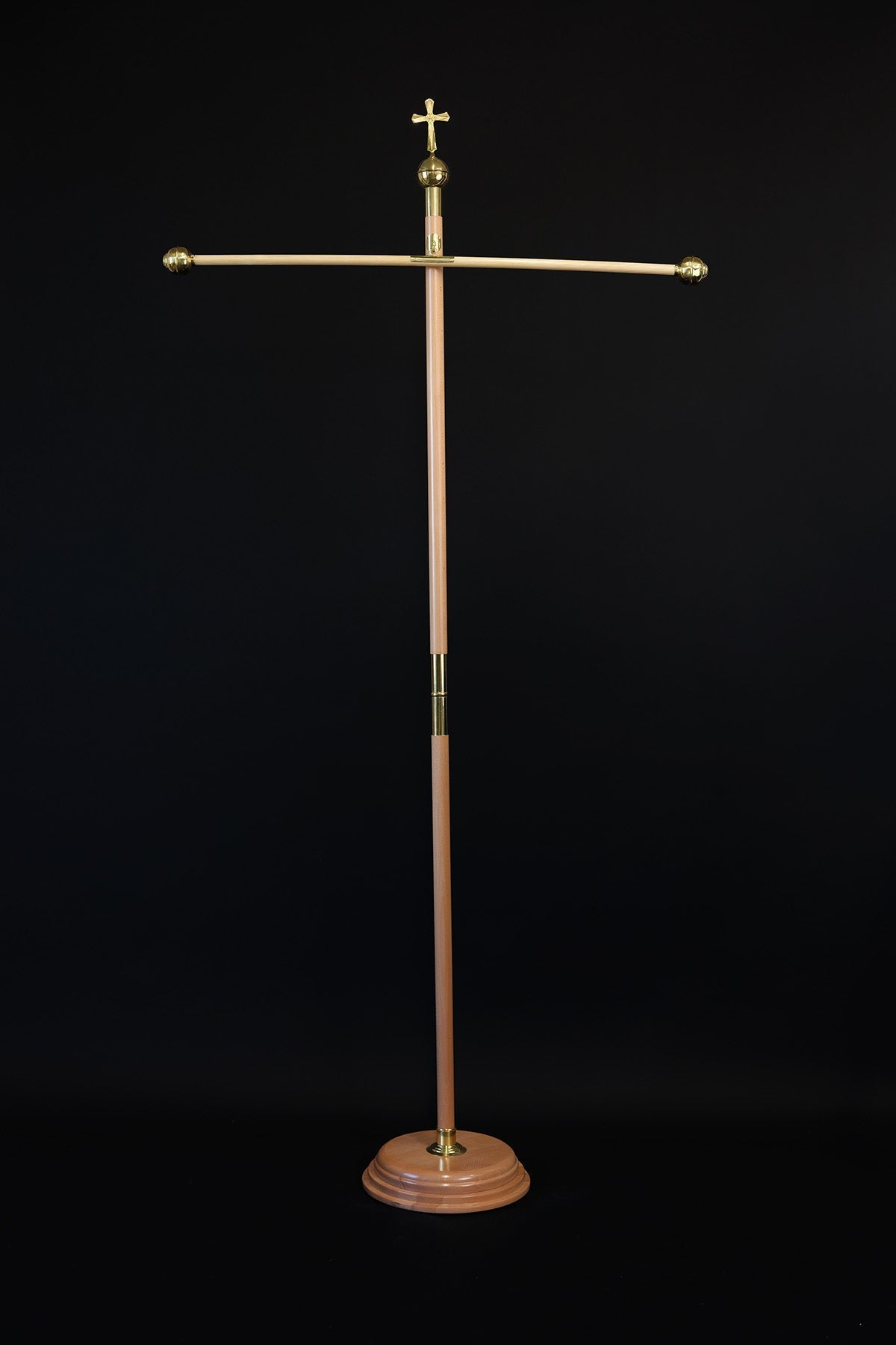 Bois clair hampe de bannière avec croix décorative dorée, vue d’ensemble sur pied