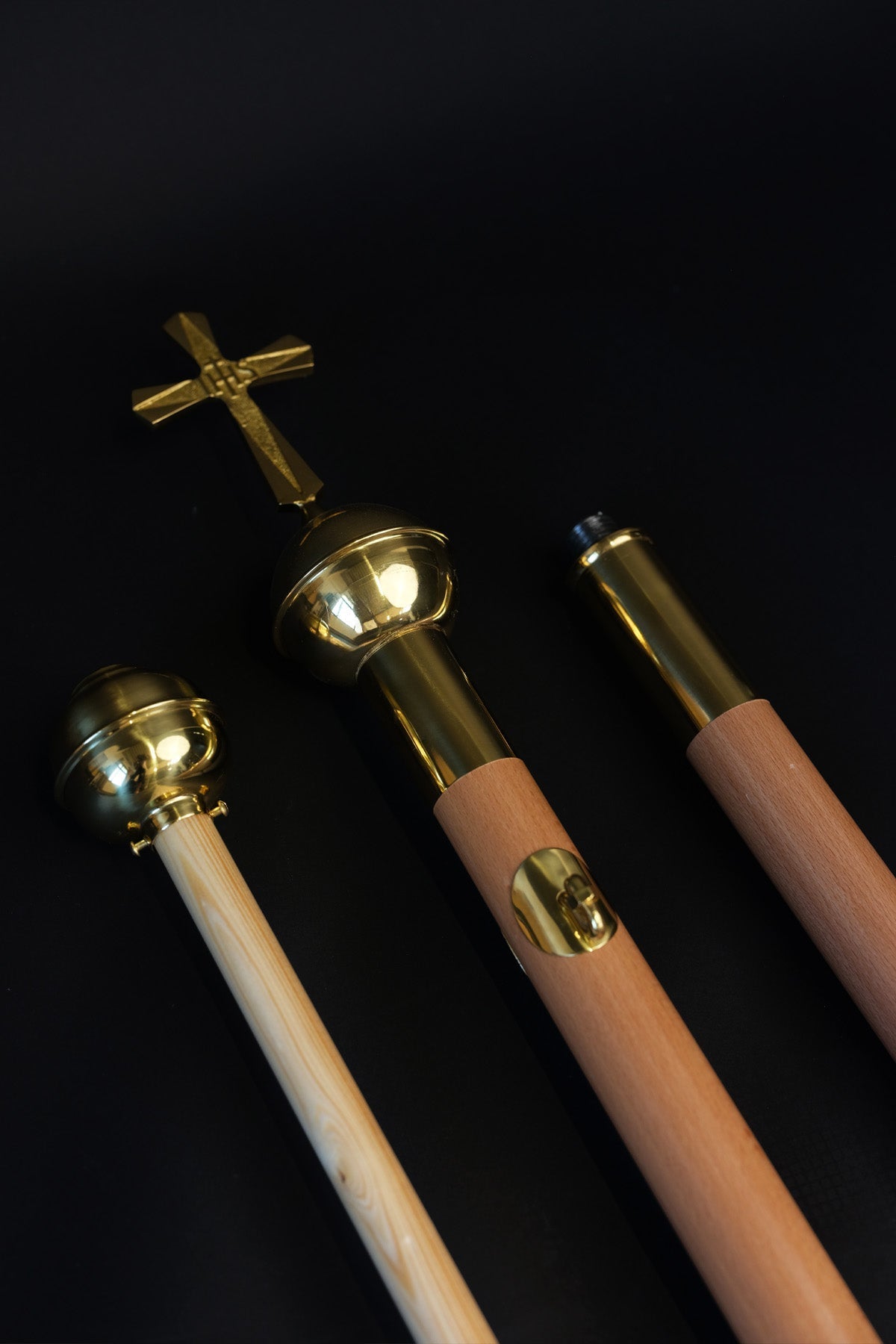 Bois clair hampe de bannière avec croix décorative dorée, vue en perspective des éléments assemblés