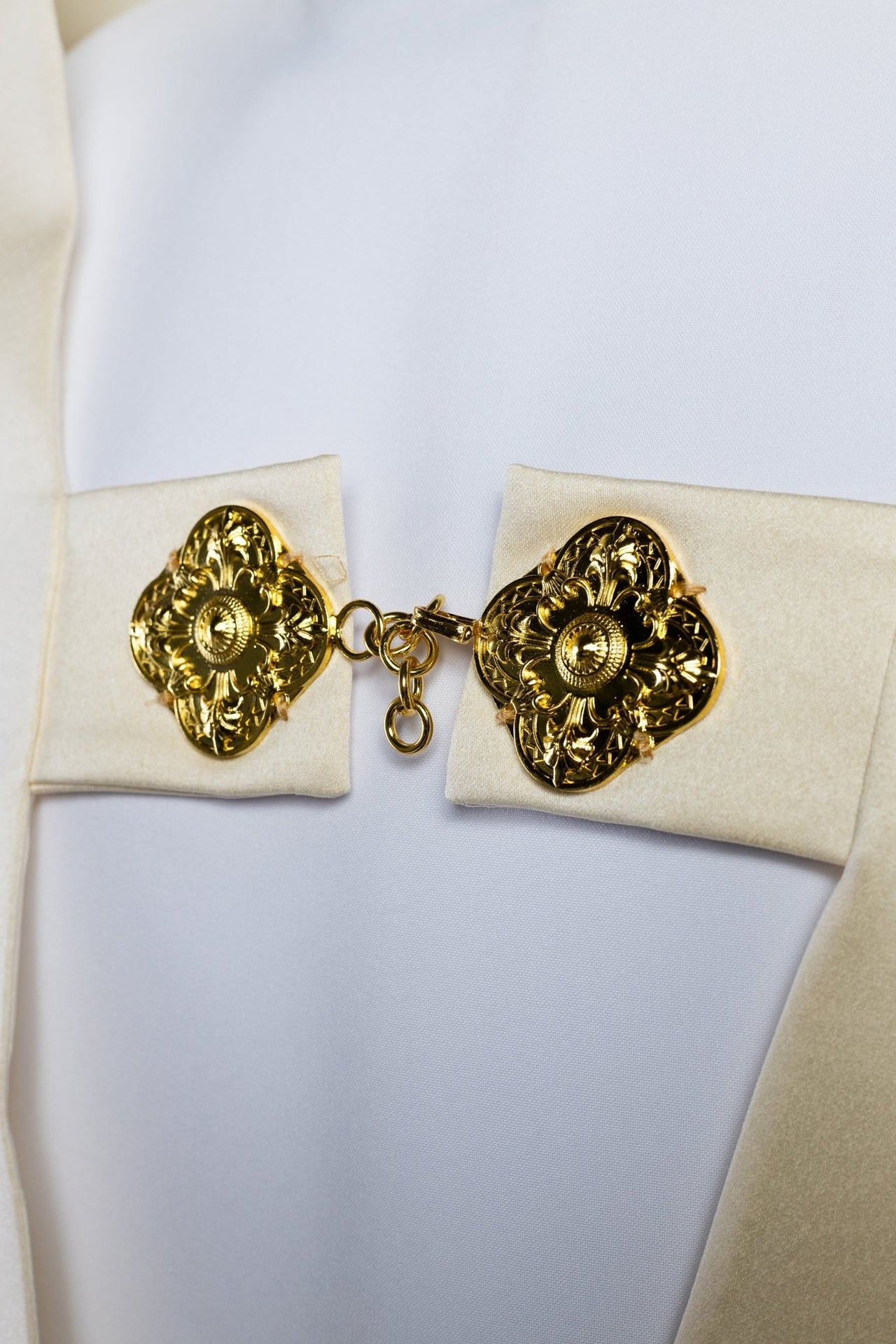 Welon haftowany IHS z złotymi ozdobnikami w kolorze ecru