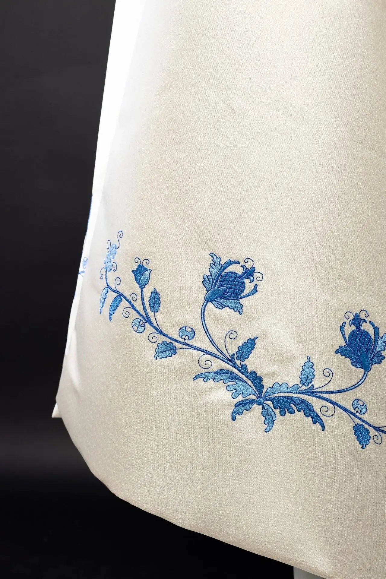 Voile brodé avec motif marial