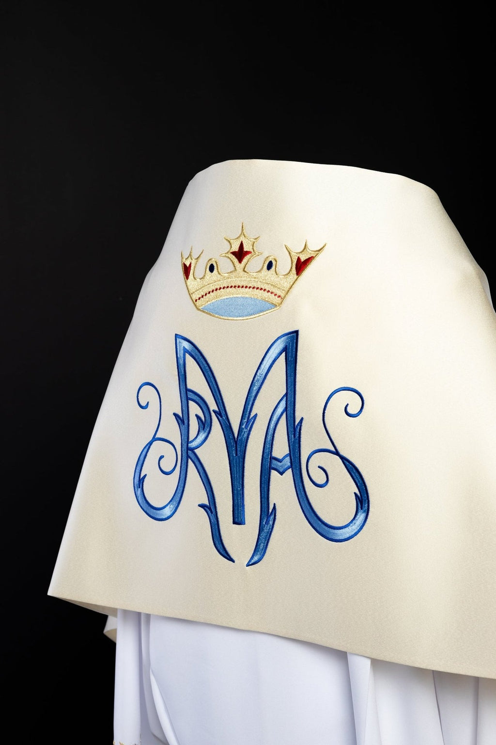 Welon haftowany z motywem Maryjnym w kolorze ecru