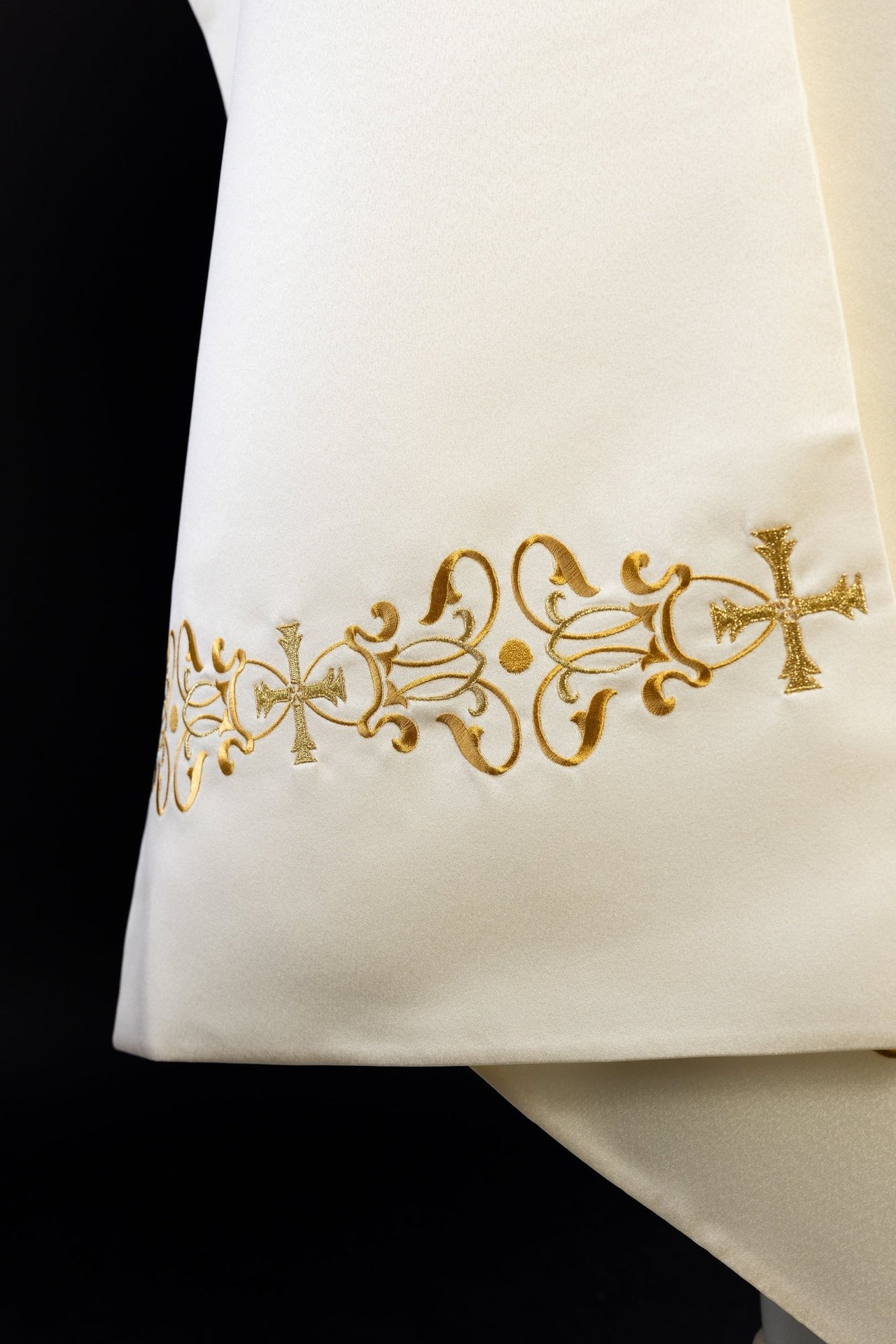 Welon haftowany z wizerunkiem IHS z motywem florystycznym ecru