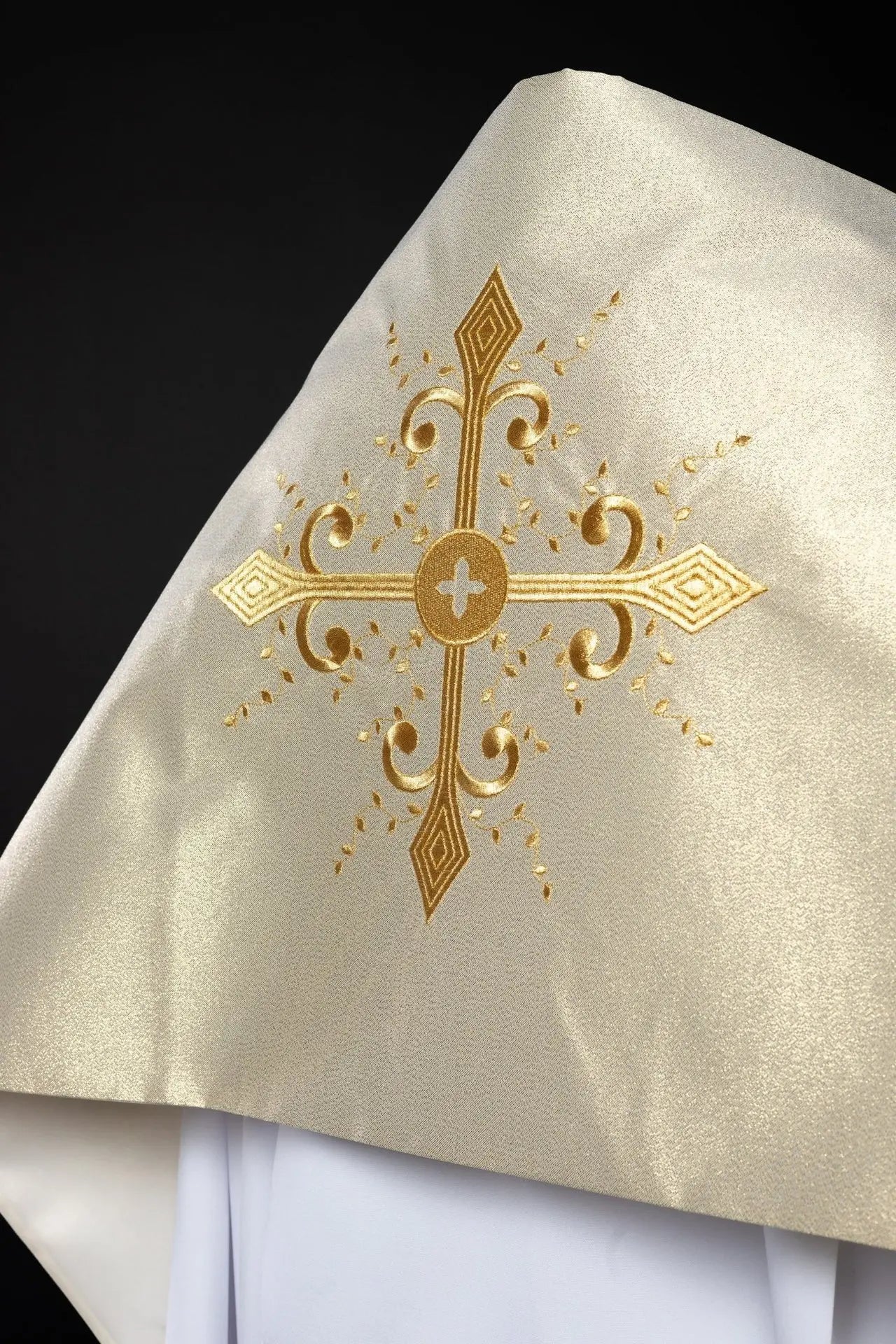 Voile liturgique avec broderie de croix dorée