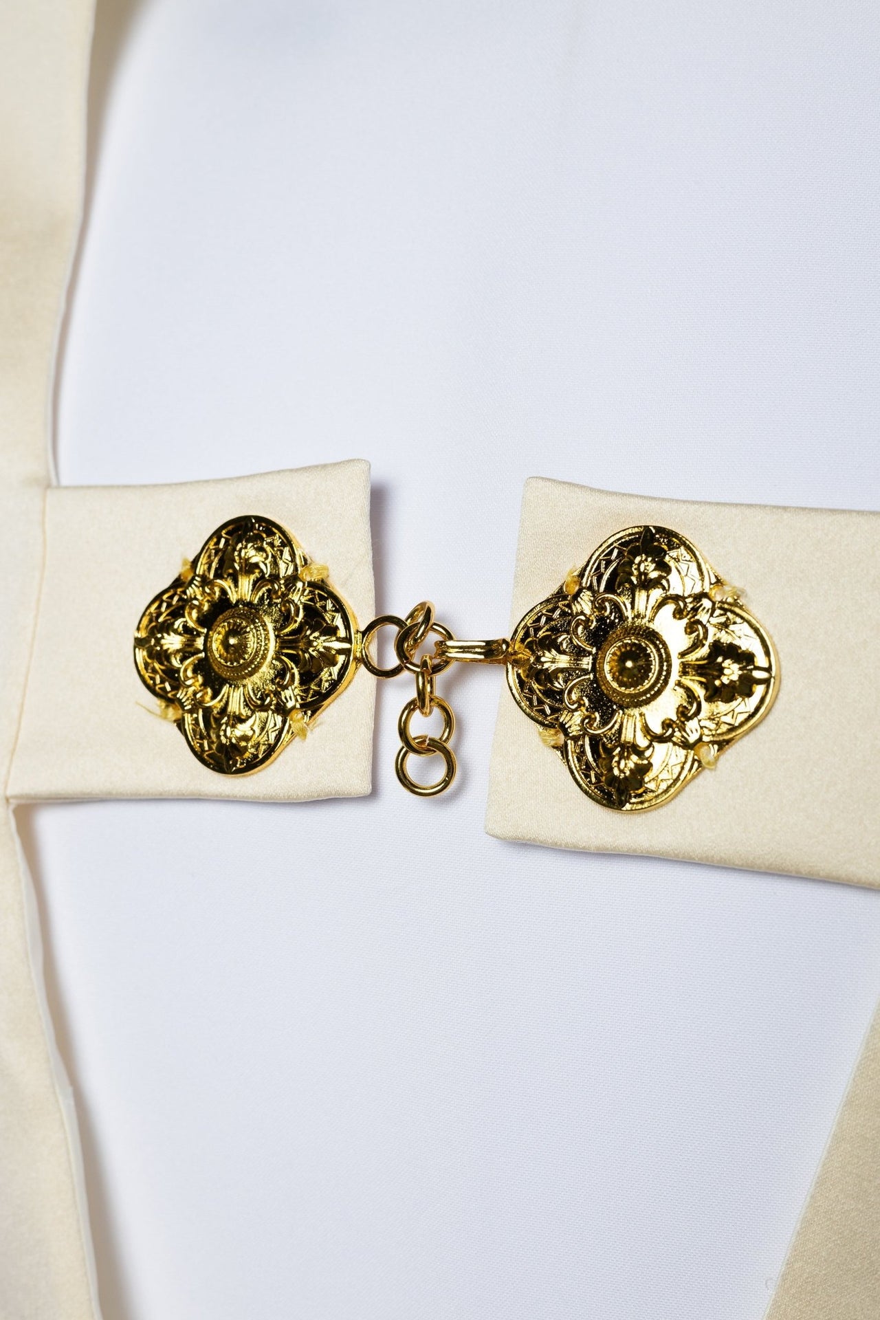 Welon z haftowanym krzyżem w kolorze ecru