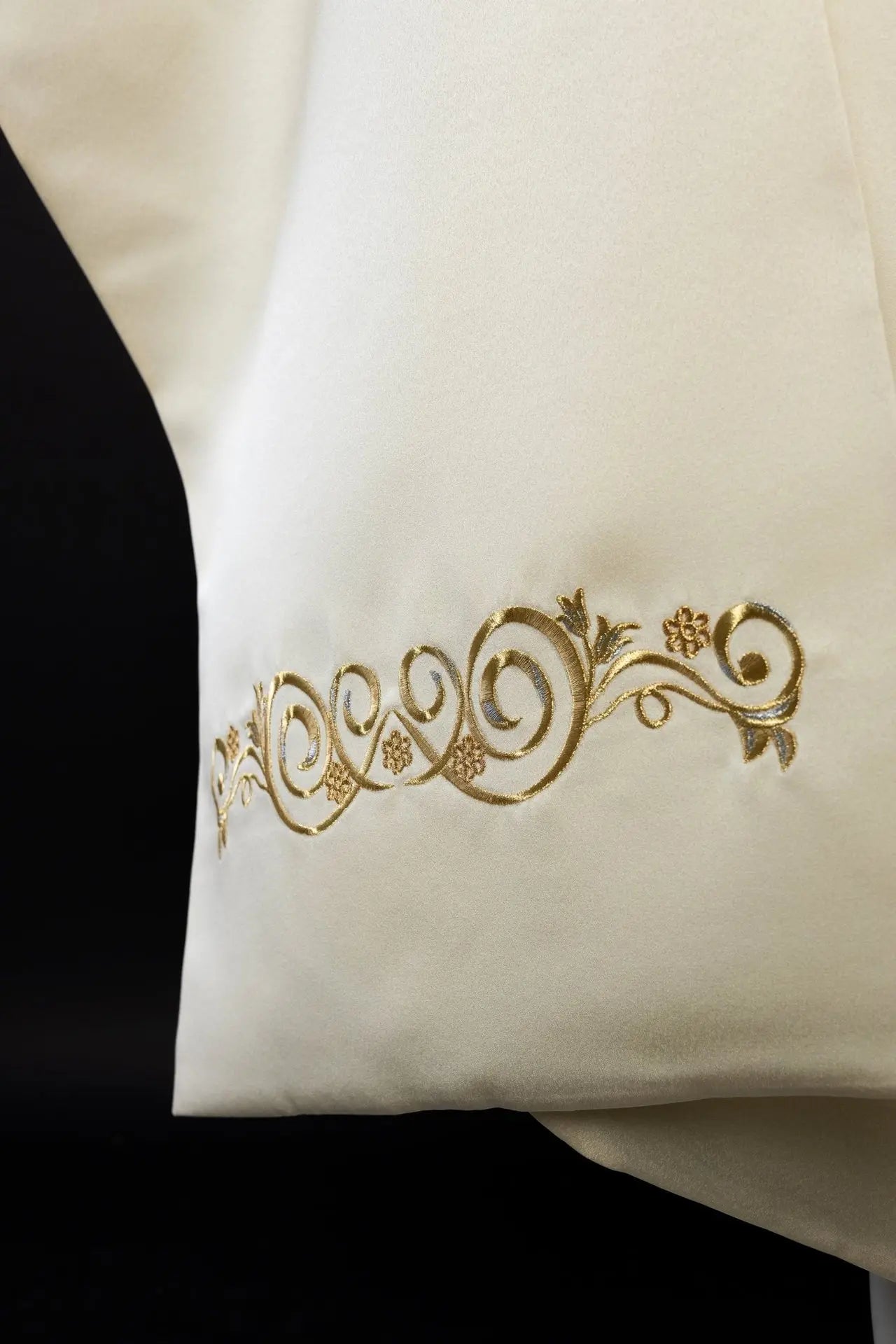 Voile brodé IHS écru
